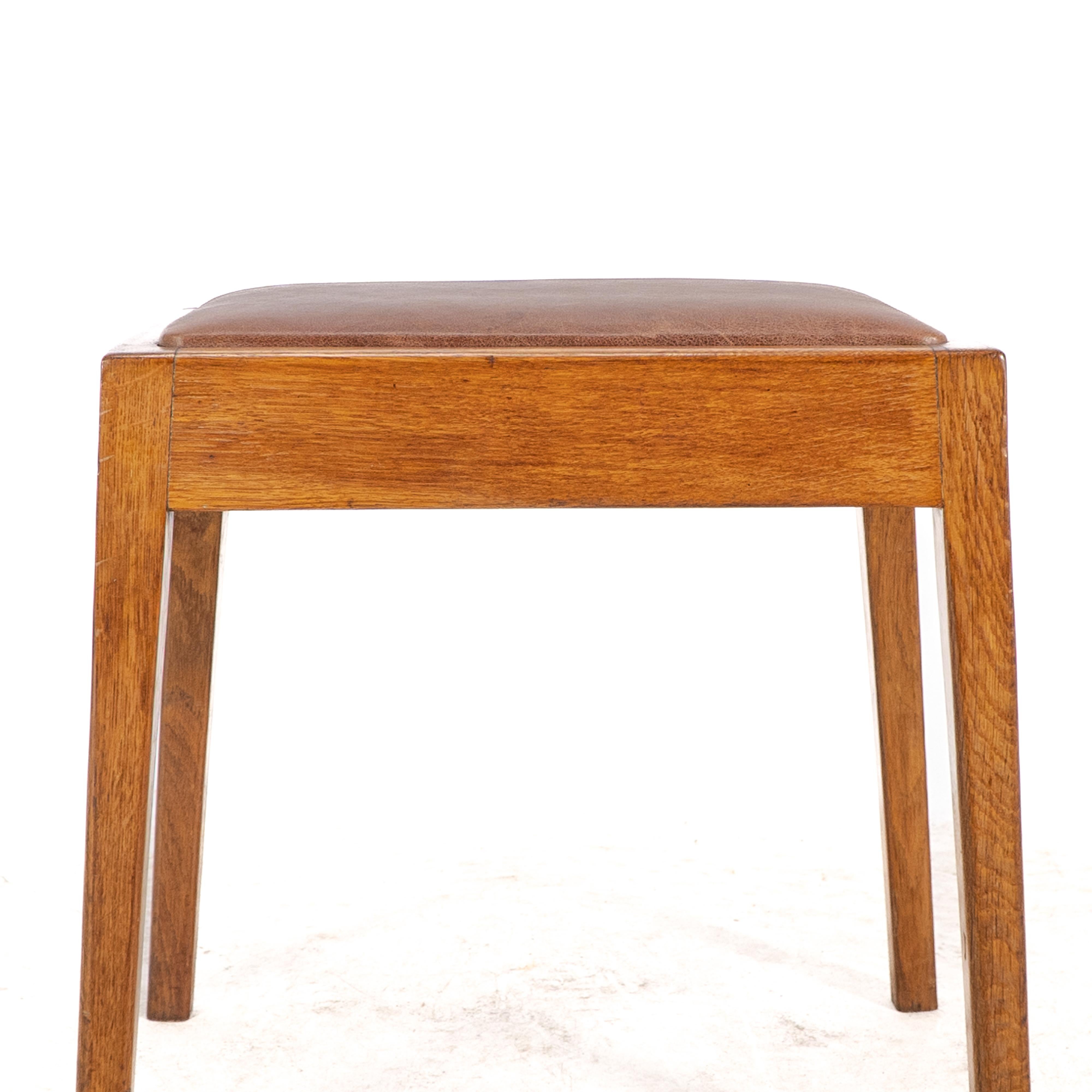 Un taburete Arts & Crafts de roble con asiento profesional de cuero retapizado en venta 3