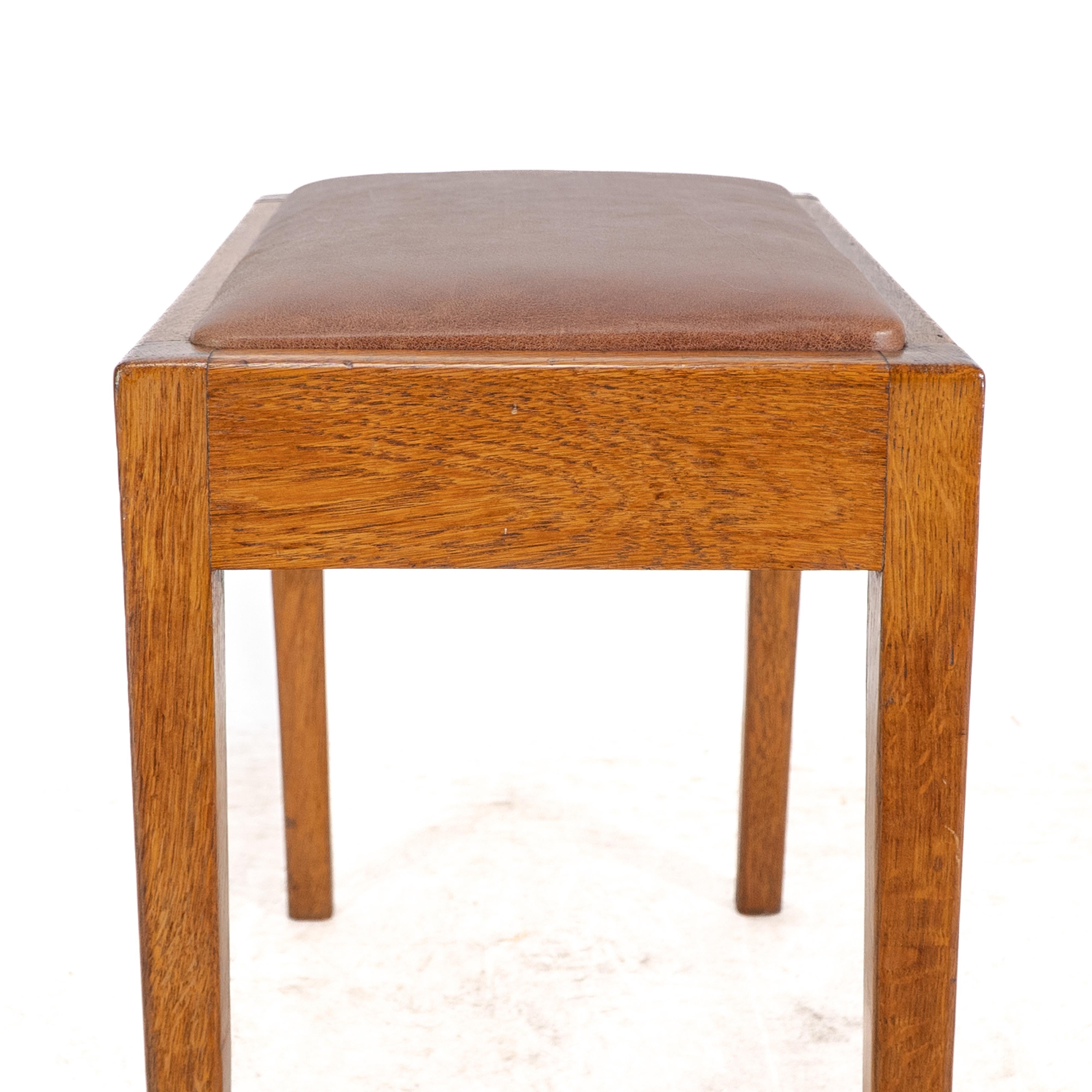 Un taburete Arts & Crafts de roble con asiento profesional de cuero retapizado en venta 4