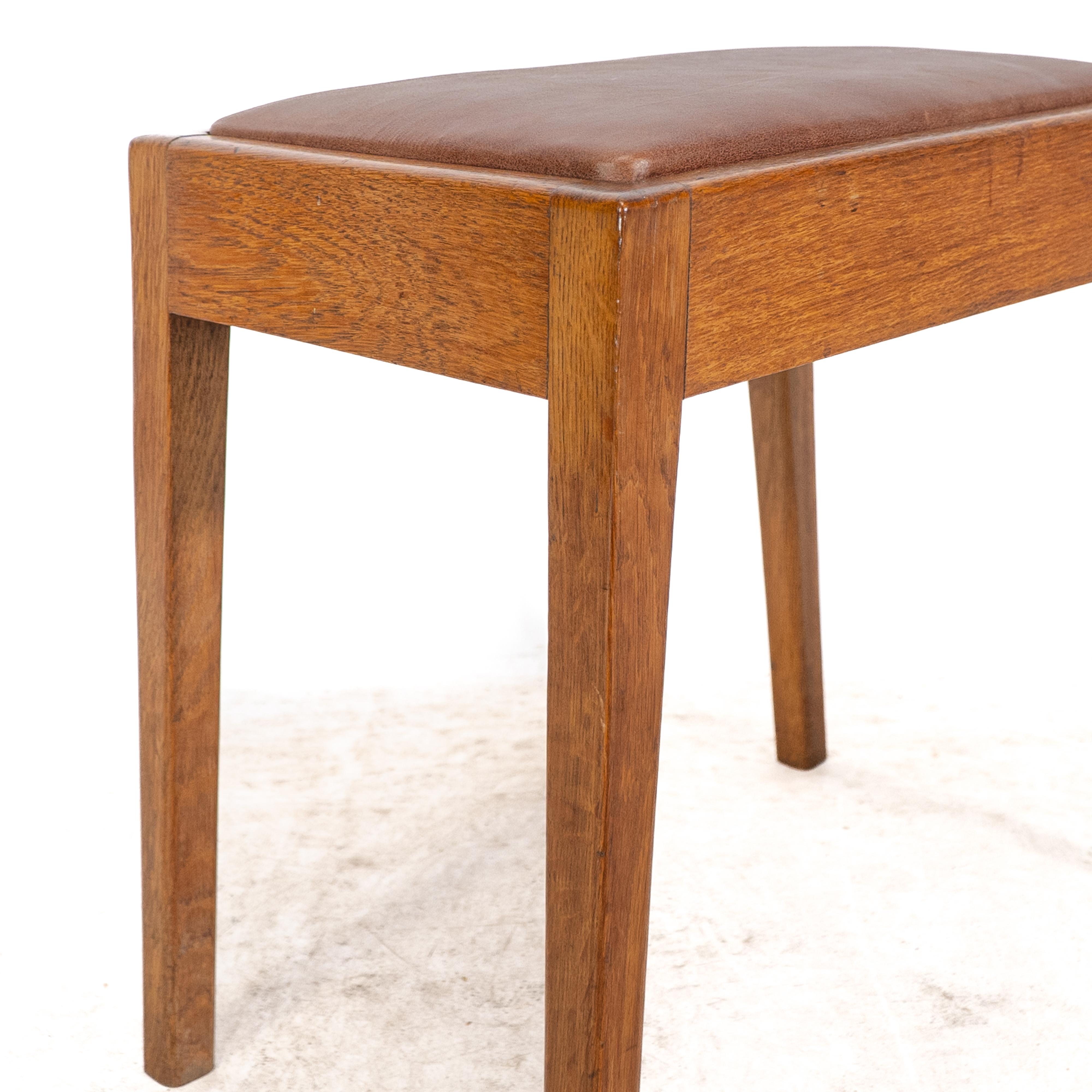 Un taburete Arts & Crafts de roble con asiento profesional de cuero retapizado en venta 5
