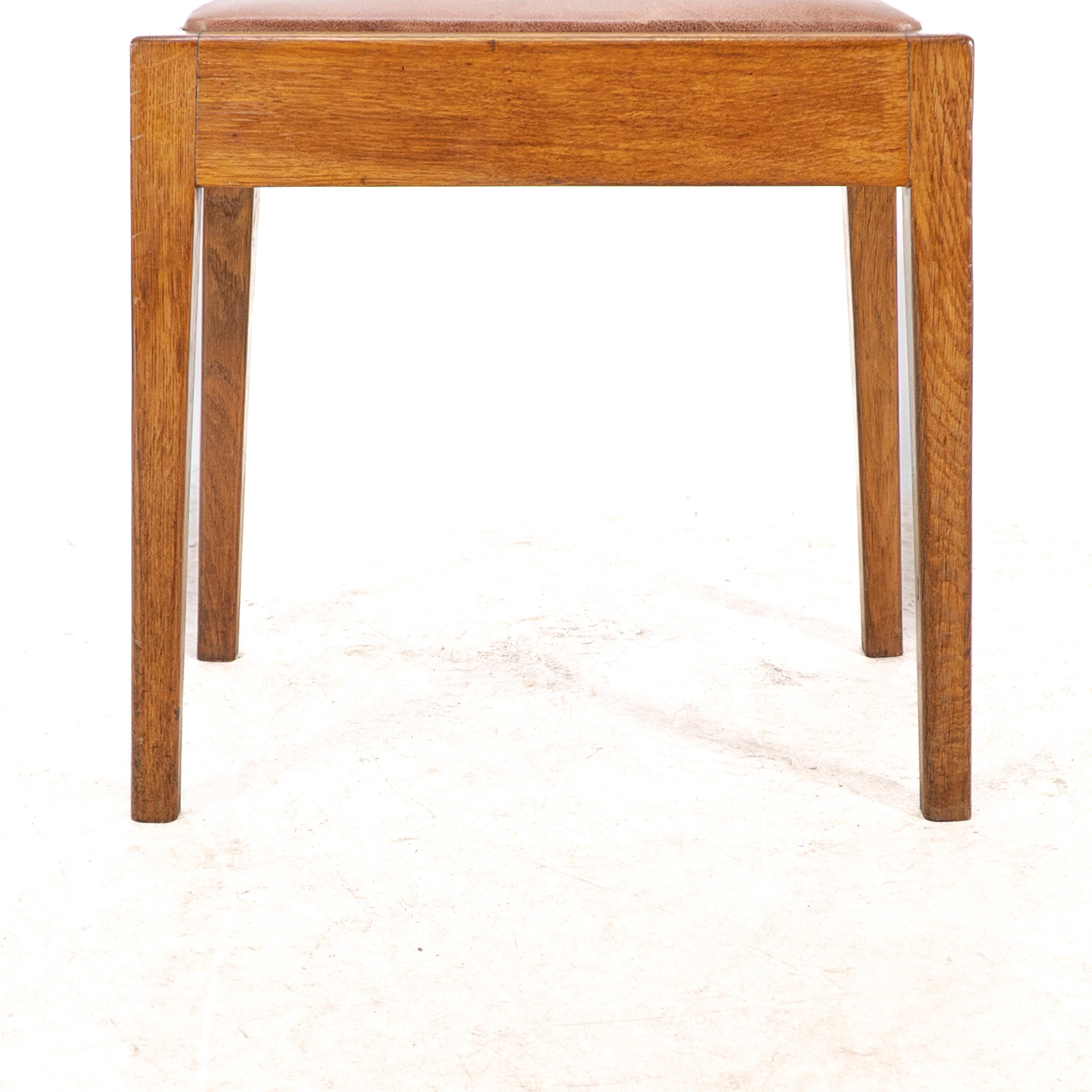 Un taburete Arts & Crafts de roble con asiento profesional de cuero retapizado en venta 6