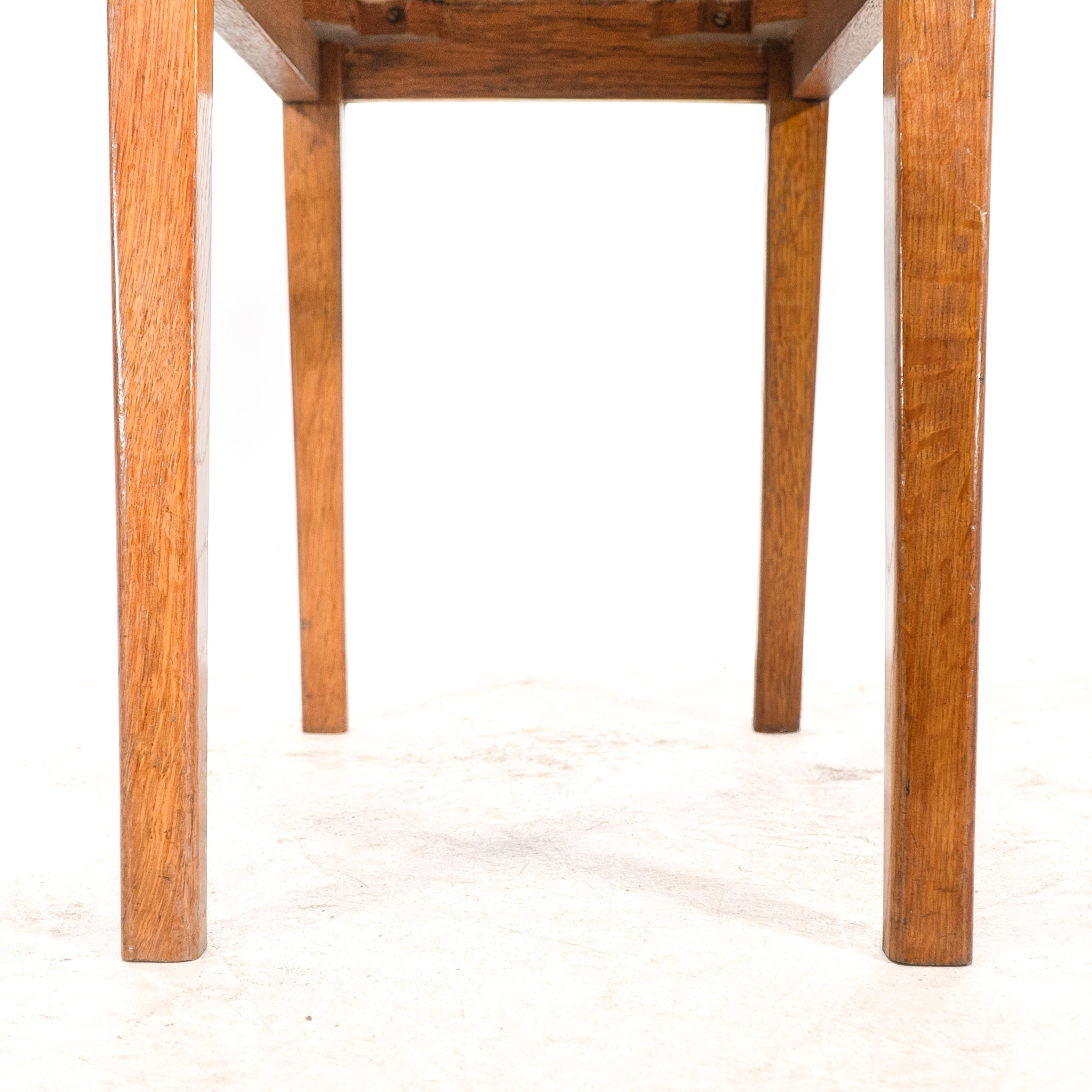 Un taburete Arts & Crafts de roble con asiento profesional de cuero retapizado en venta 7