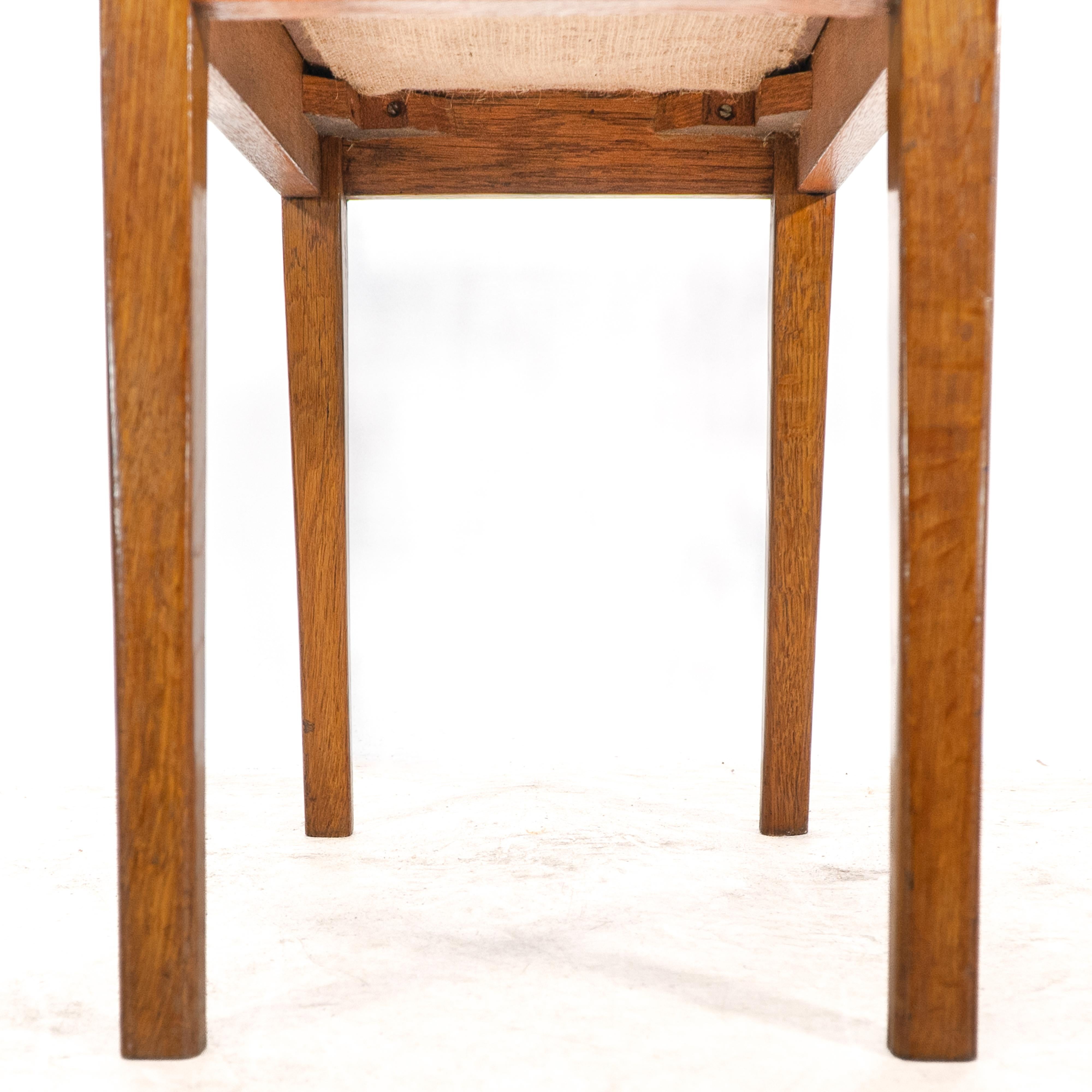 Un taburete Arts & Crafts de roble con asiento profesional de cuero retapizado en venta 8