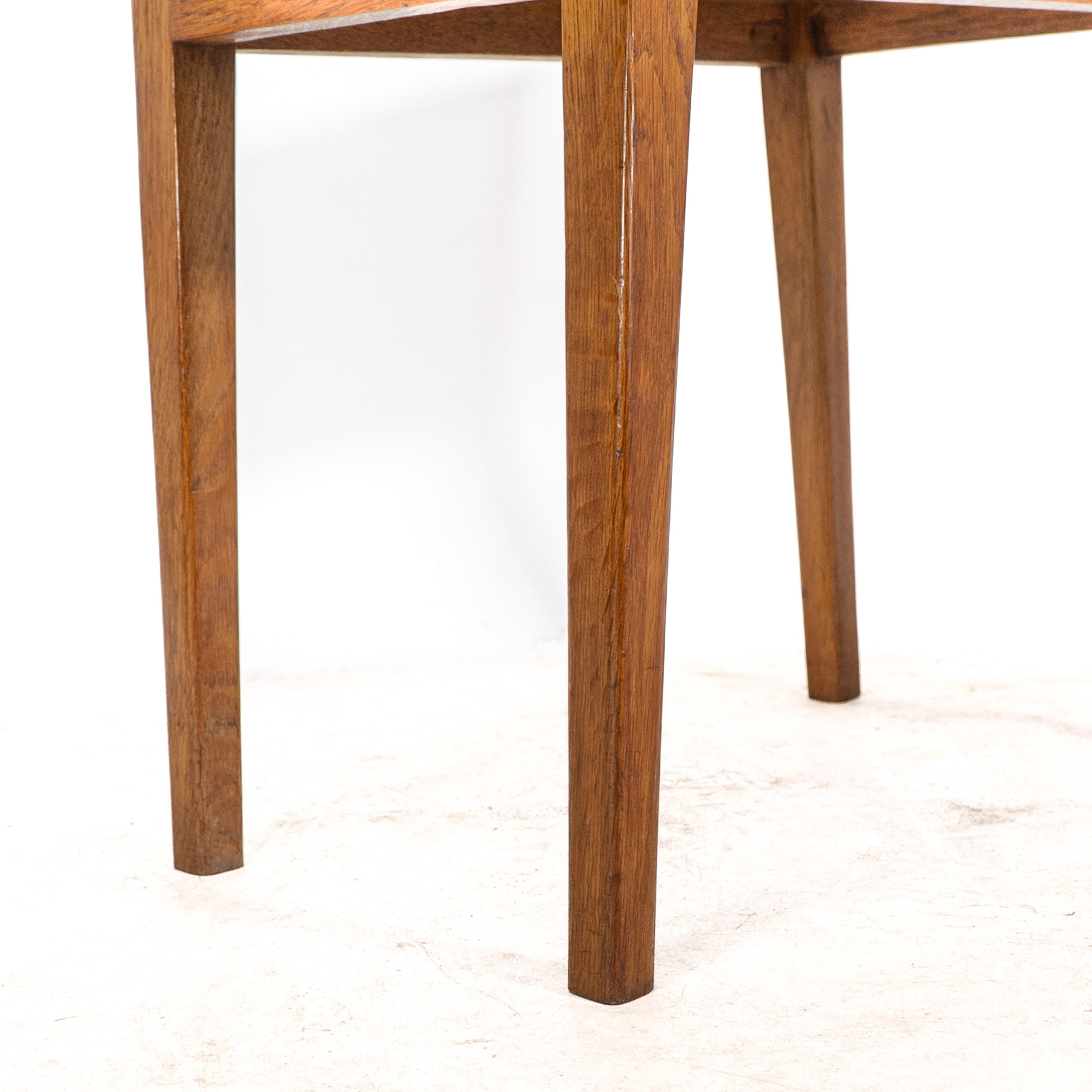 Un taburete Arts & Crafts de roble con asiento profesional de cuero retapizado en venta 9