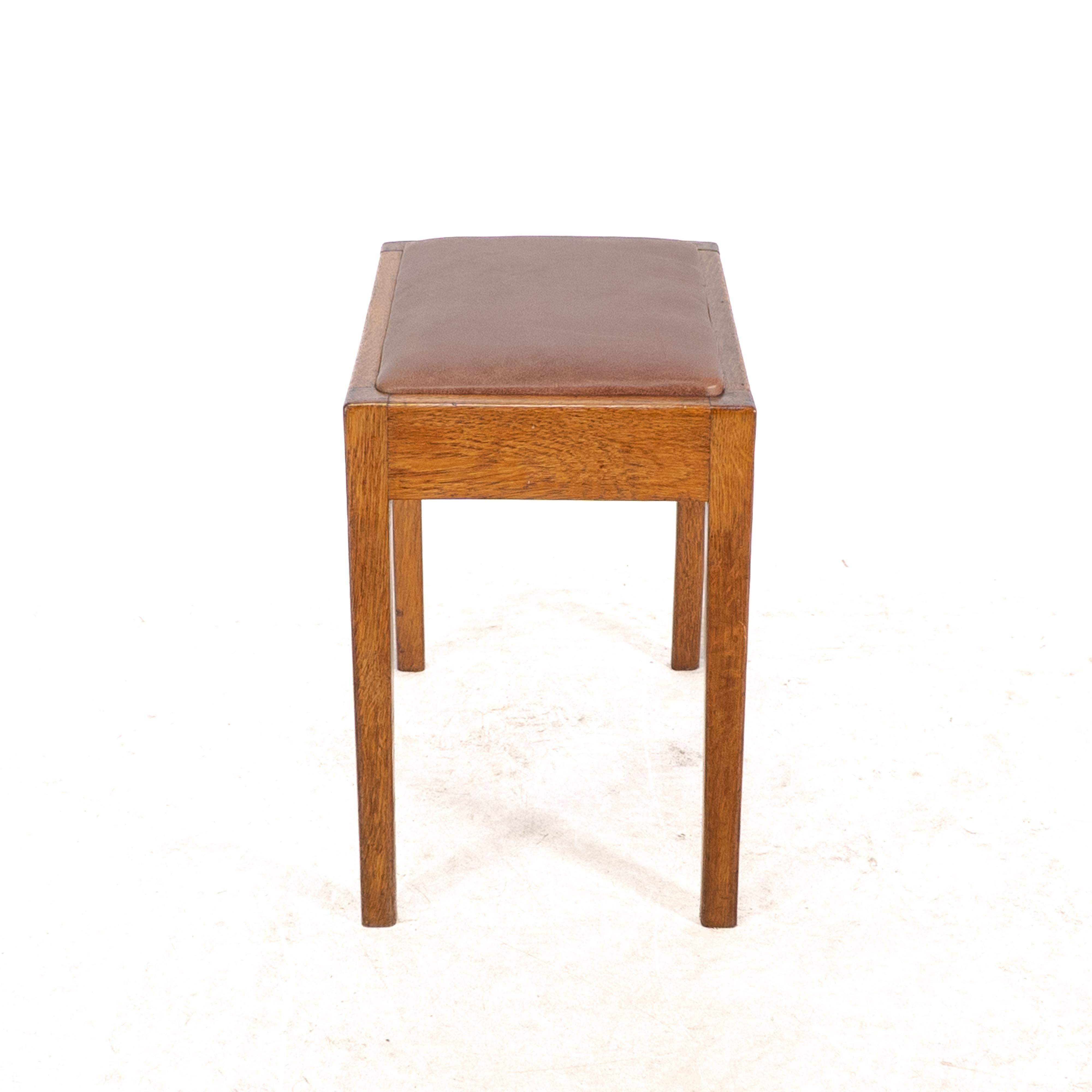 Un taburete Arts & Crafts de roble con asiento profesional de cuero retapizado Artes y manualidades en venta