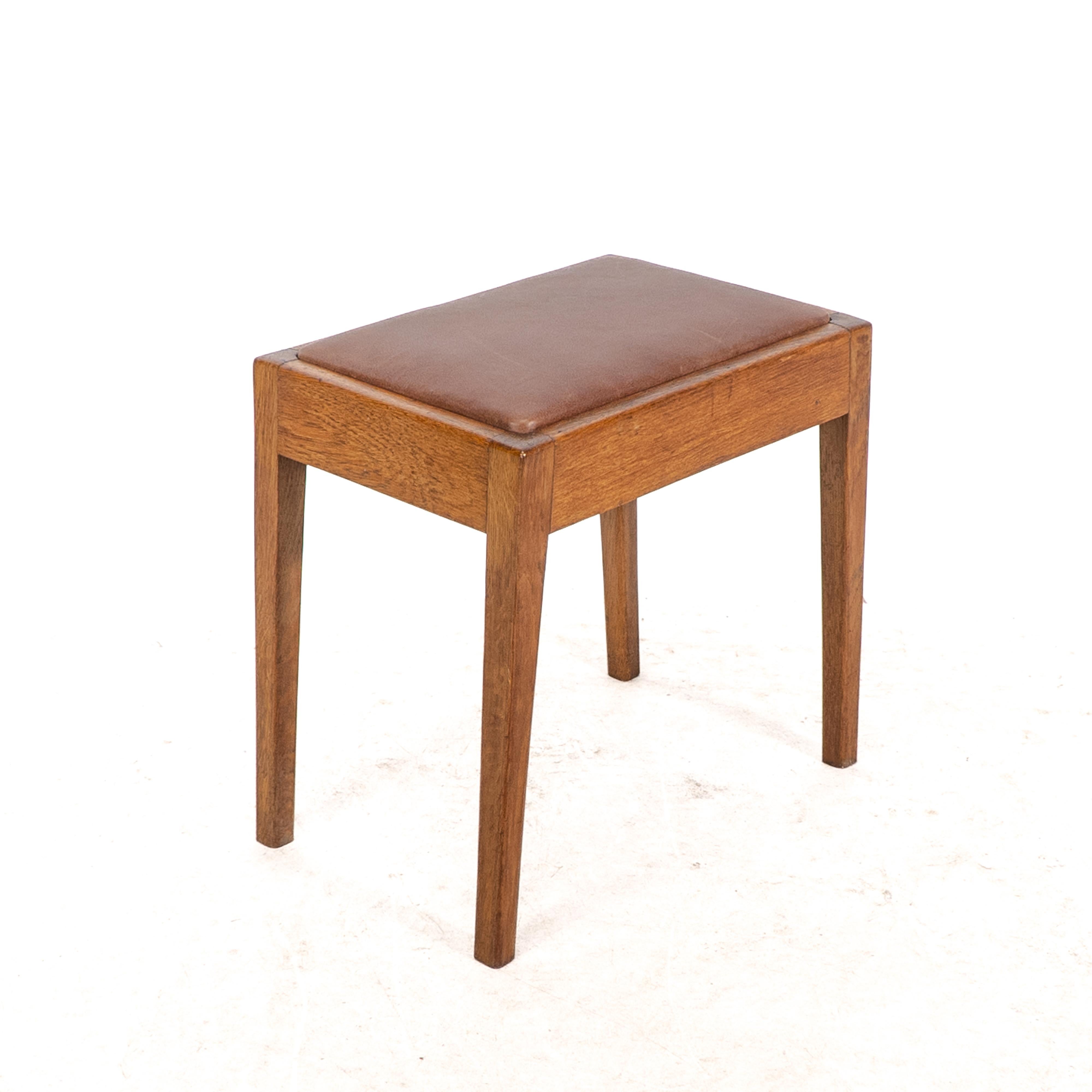 Un taburete Arts & Crafts de roble con asiento profesional de cuero retapizado Inglés en venta