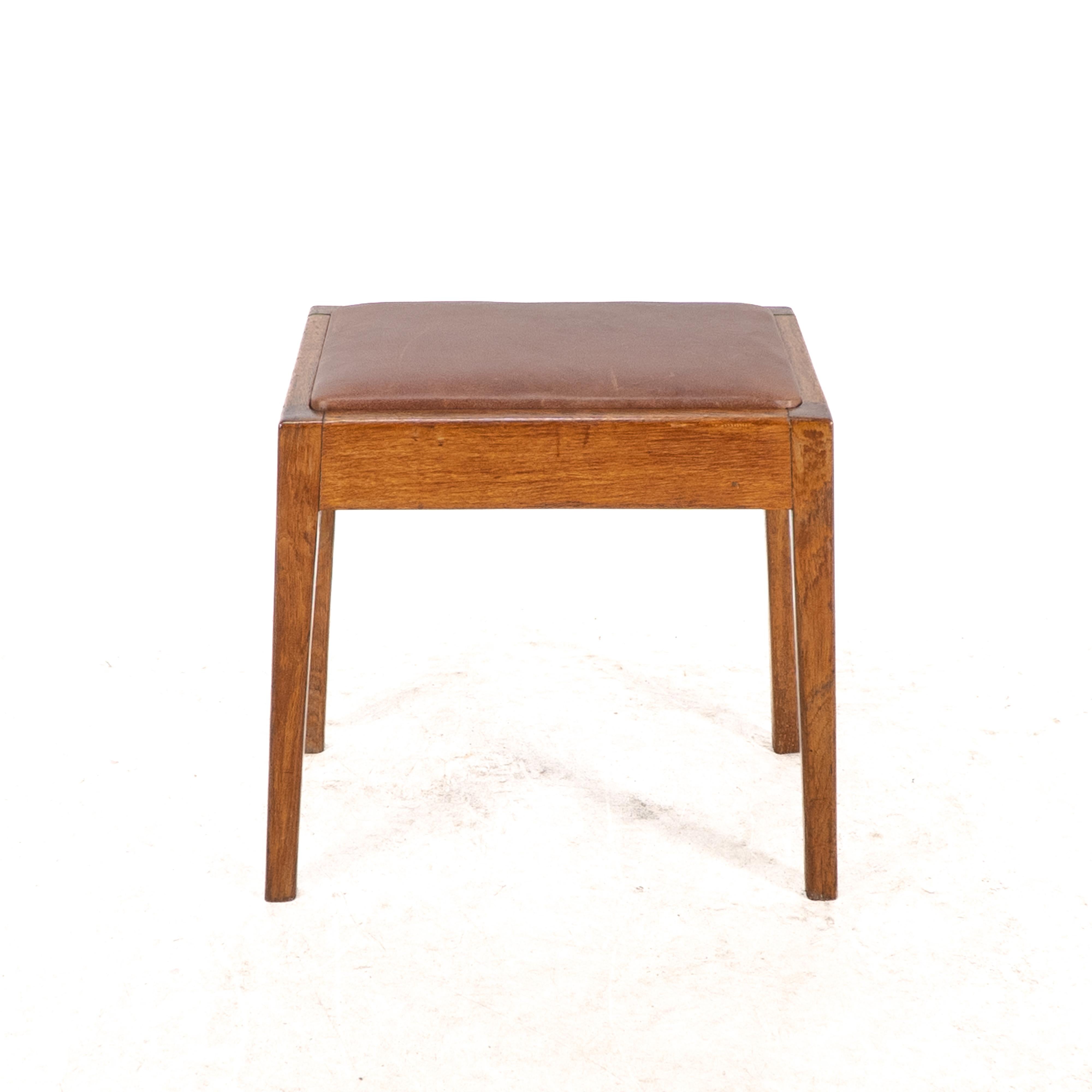 Un taburete Arts & Crafts de roble con asiento profesional de cuero retapizado en Bueno estado para la venta en London, GB