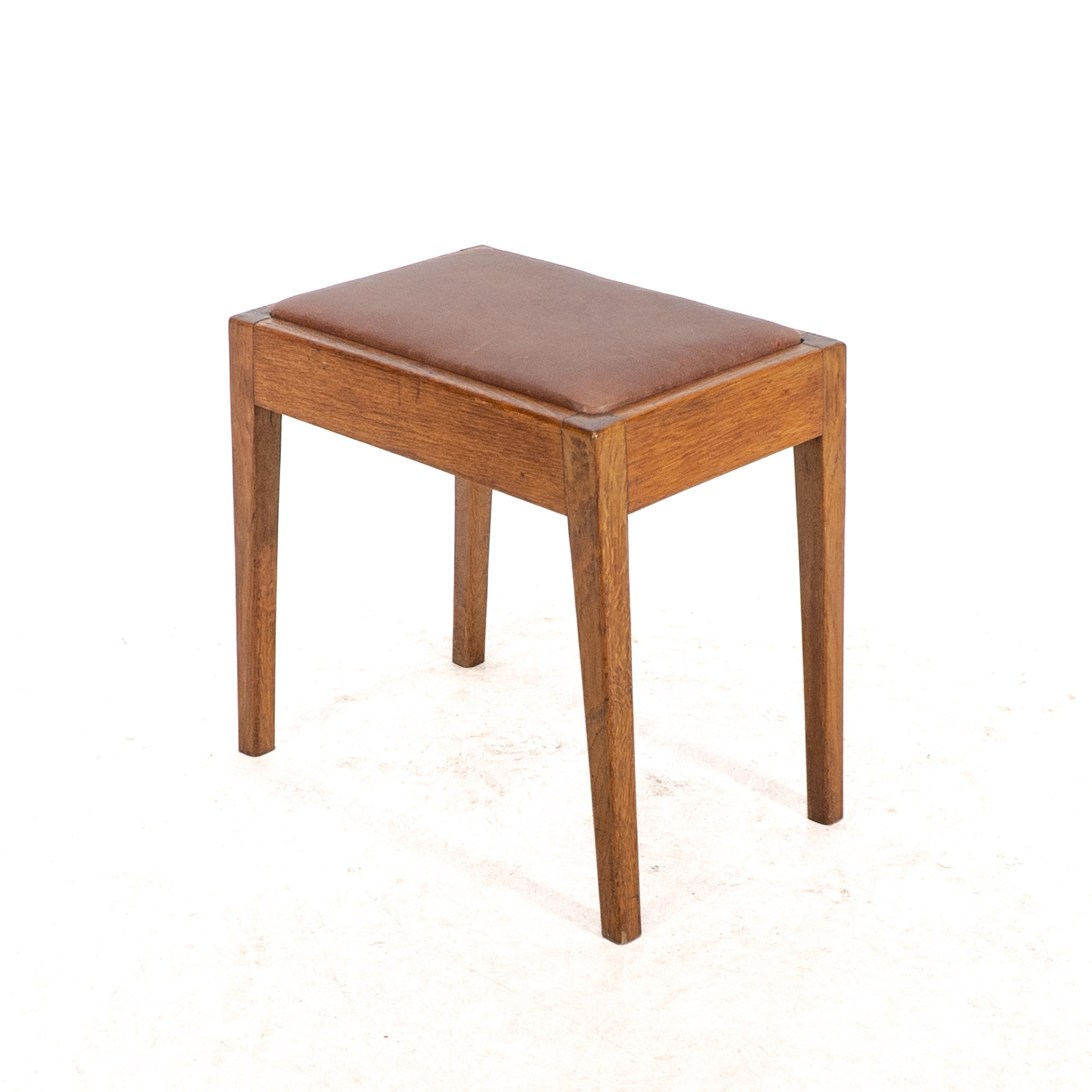 Un taburete Arts & Crafts de roble con asiento profesional de cuero retapizado principios del siglo XX en venta
