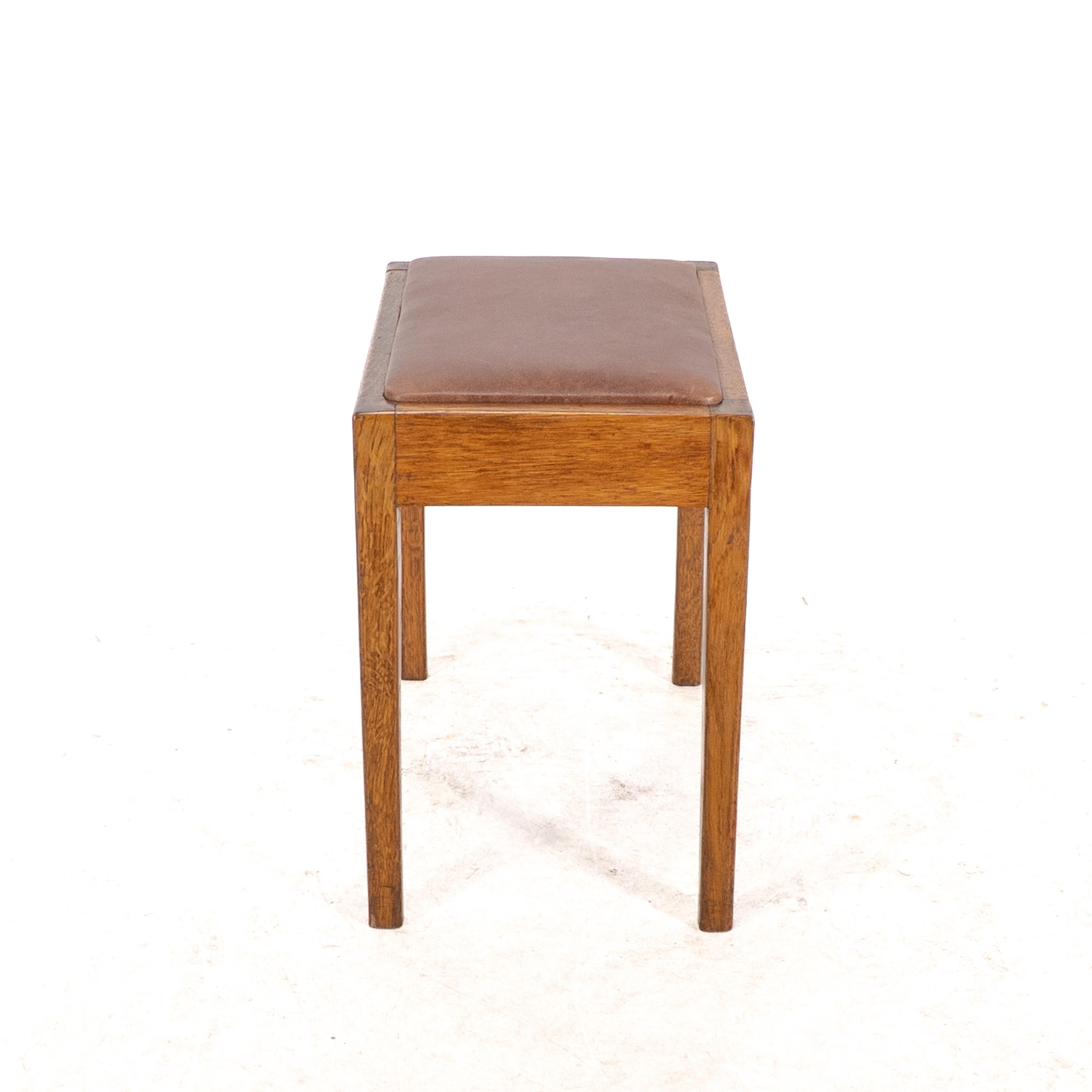 Un taburete Arts & Crafts de roble con asiento profesional de cuero retapizado Roble en venta
