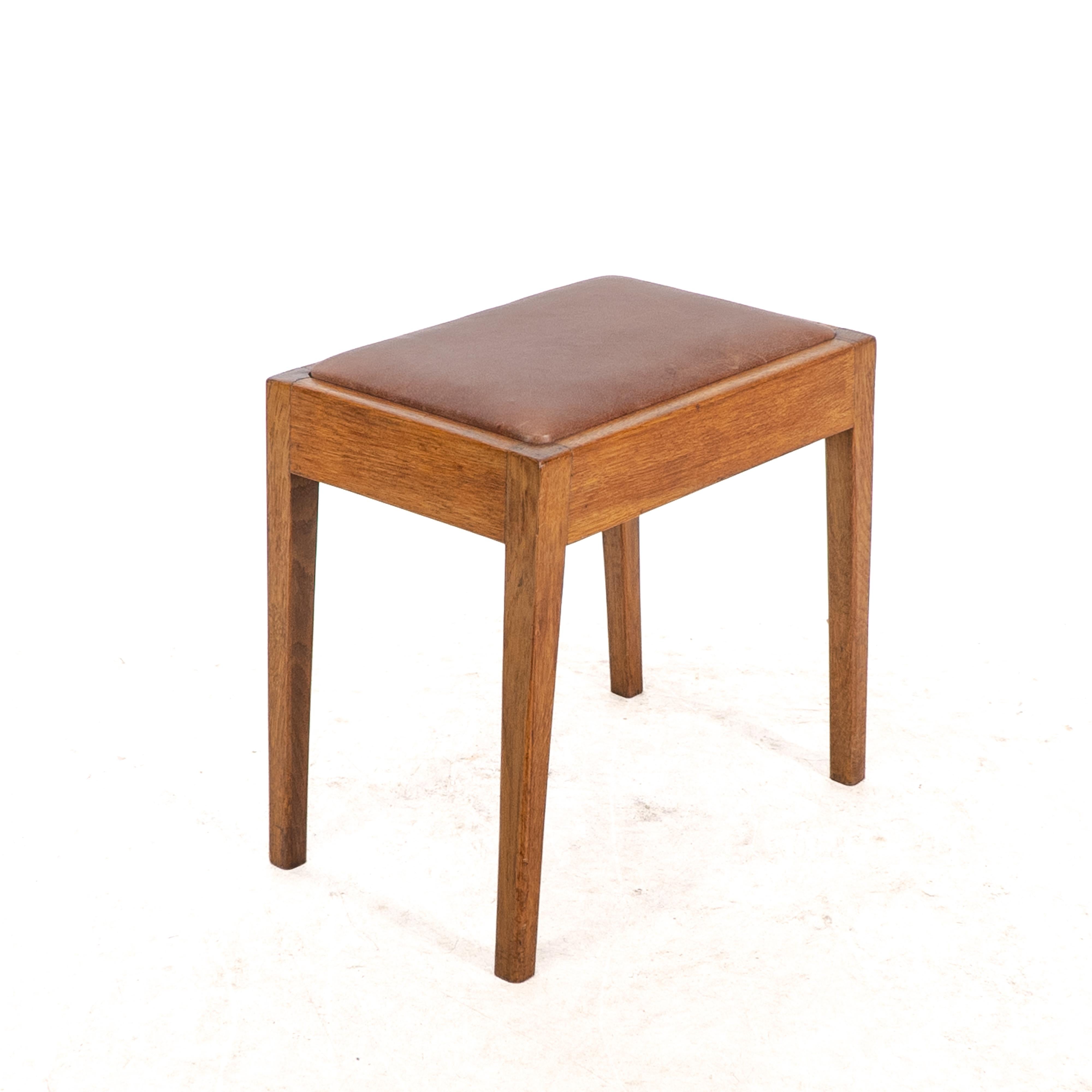 Un taburete Arts & Crafts de roble con asiento profesional de cuero retapizado en venta 1