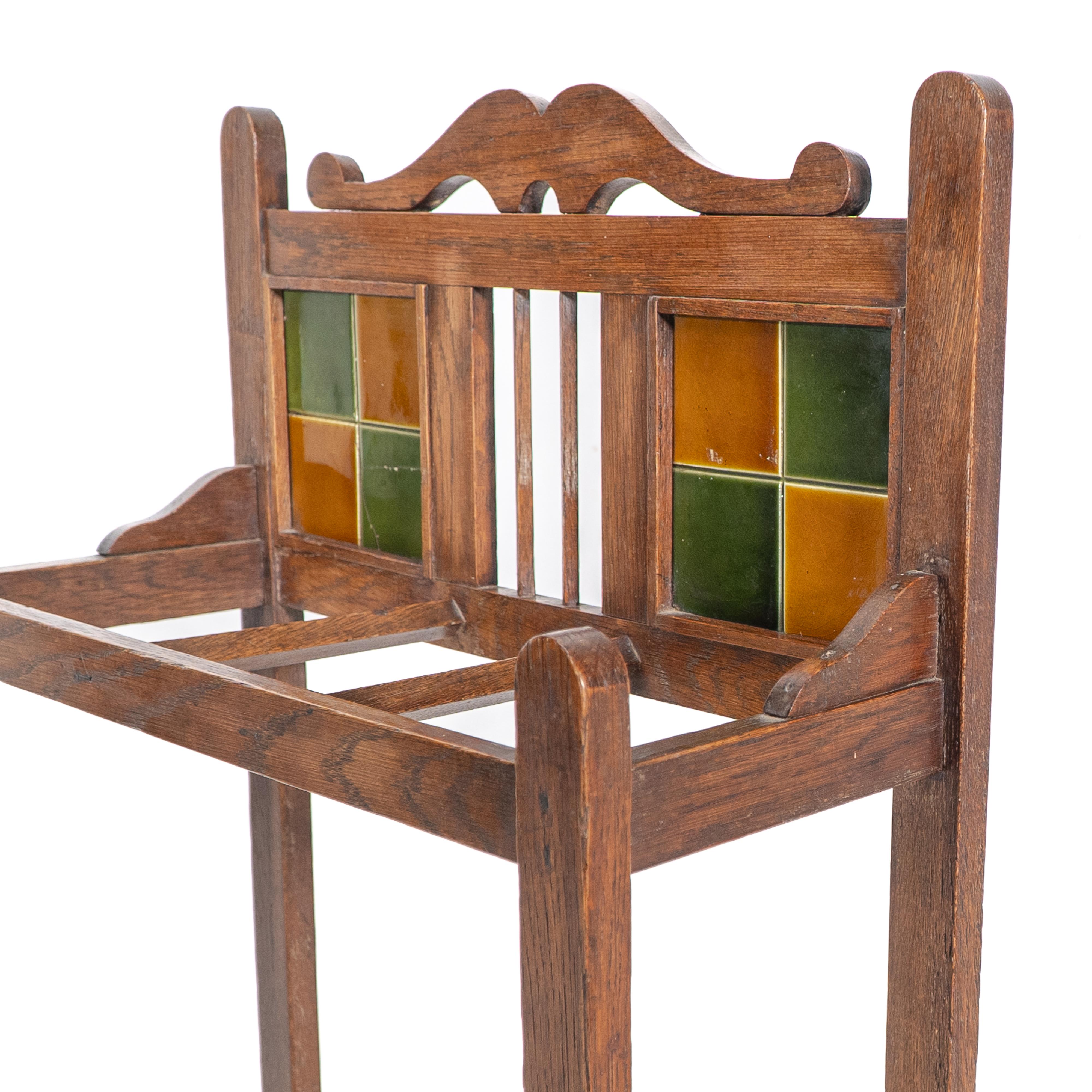 Un portaombrelli e bastoni in quercia Arts & Crafts con piastrelle verdi e senape originali in vendita 3