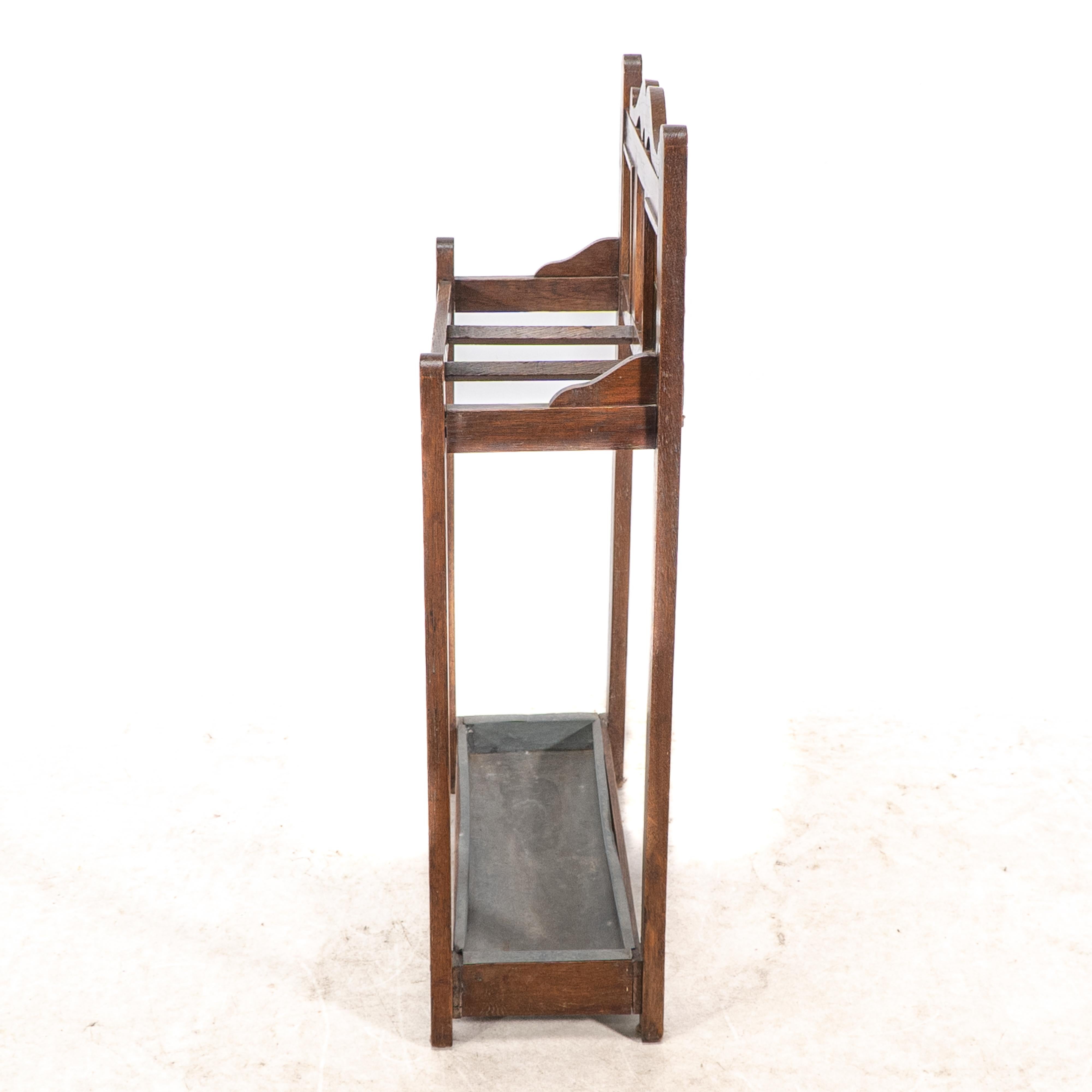Inizio XX secolo Un portaombrelli e bastoni in quercia Arts & Crafts con piastrelle verdi e senape originali in vendita