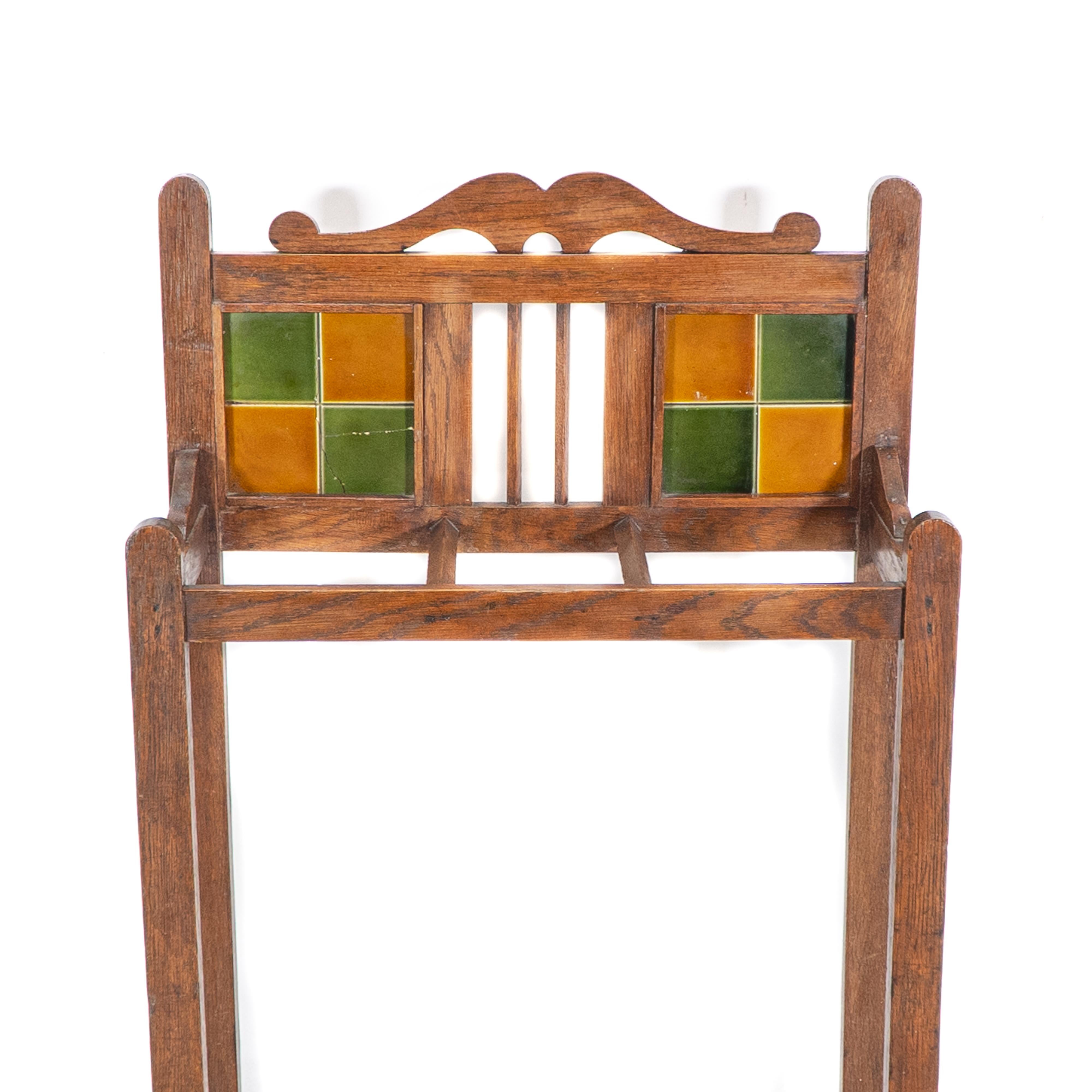 Quercia Un portaombrelli e bastoni in quercia Arts & Crafts con piastrelle verdi e senape originali in vendita