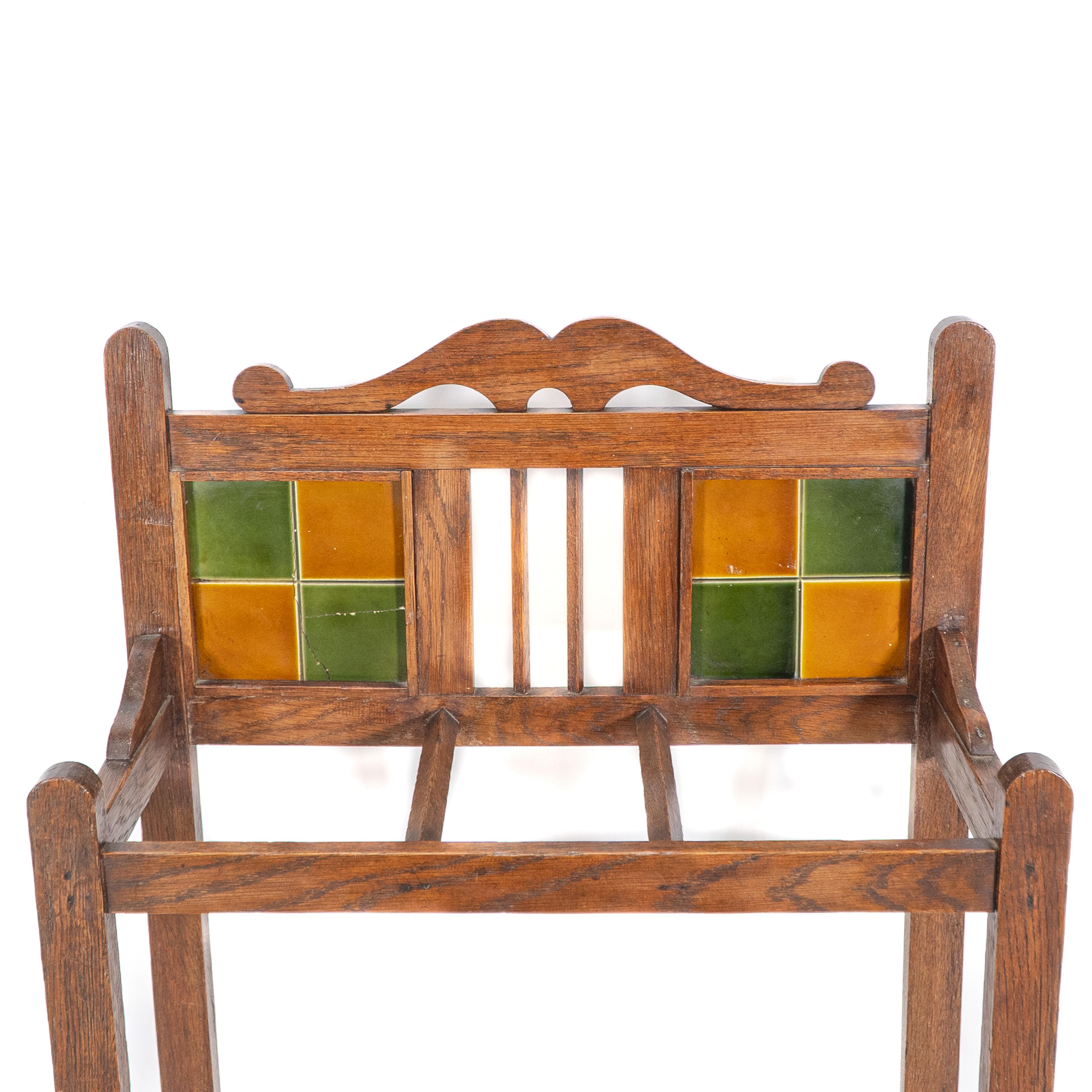 Un portaombrelli e bastoni in quercia Arts & Crafts con piastrelle verdi e senape originali in vendita 1