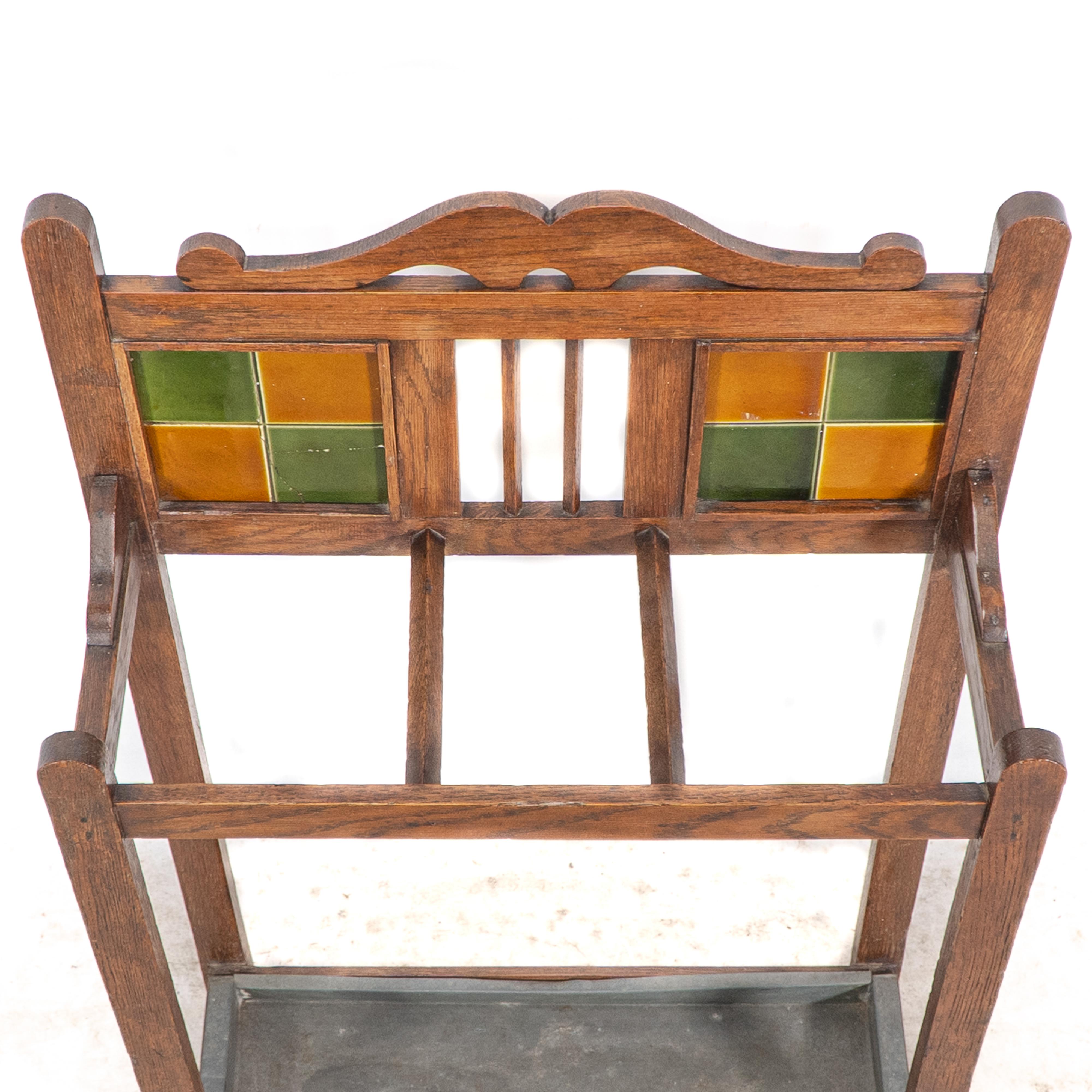 Un portaombrelli e bastoni in quercia Arts & Crafts con piastrelle verdi e senape originali in vendita 2