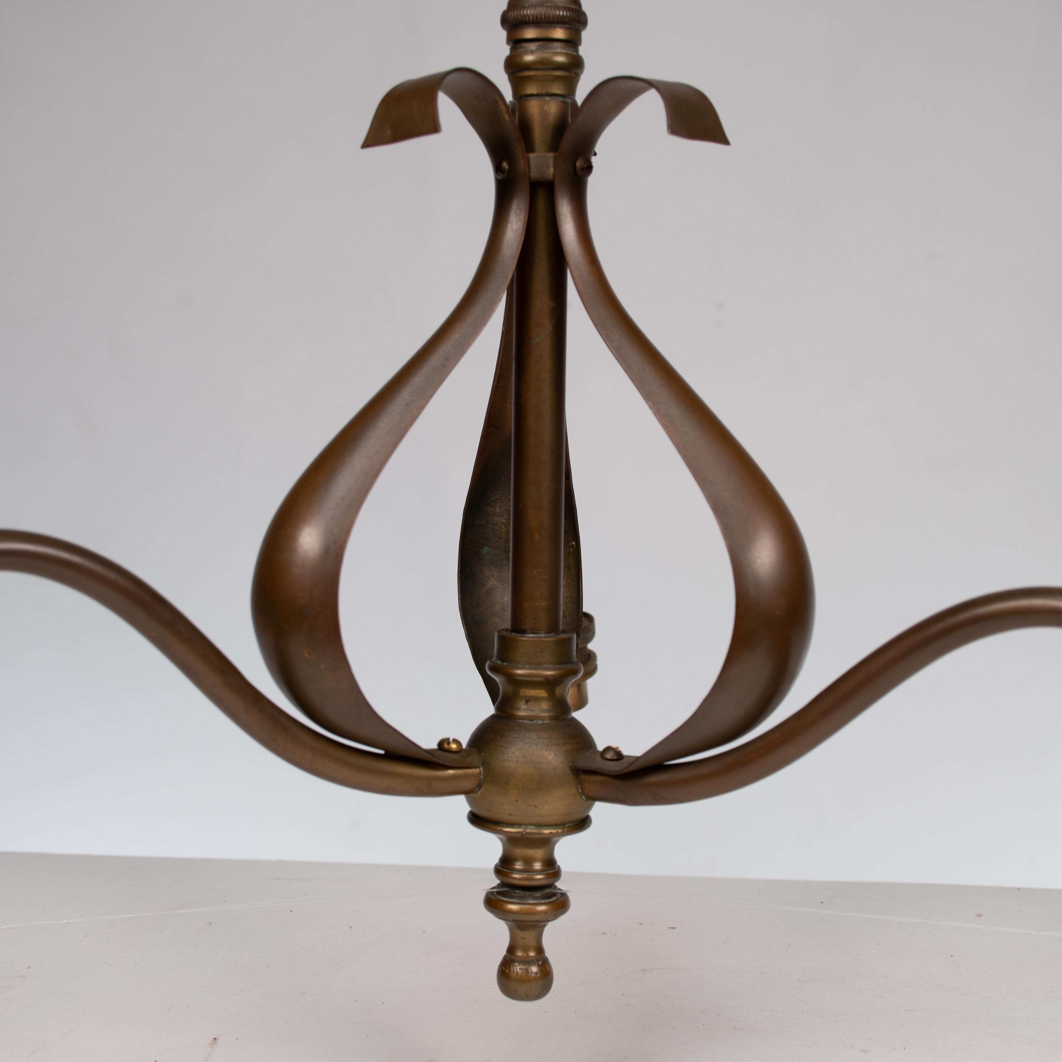 Lámpara de techo Arts & Crafts de latón de tres brazos con detalles de hojas estilizadas en venta 4