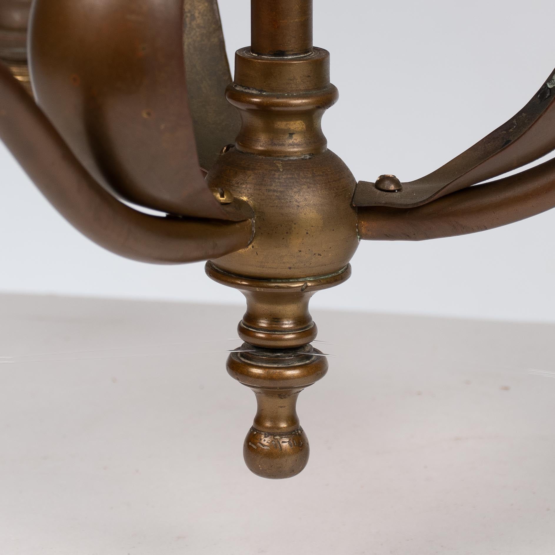 Lámpara de techo Arts & Crafts de latón de tres brazos con detalles de hojas estilizadas en venta 8