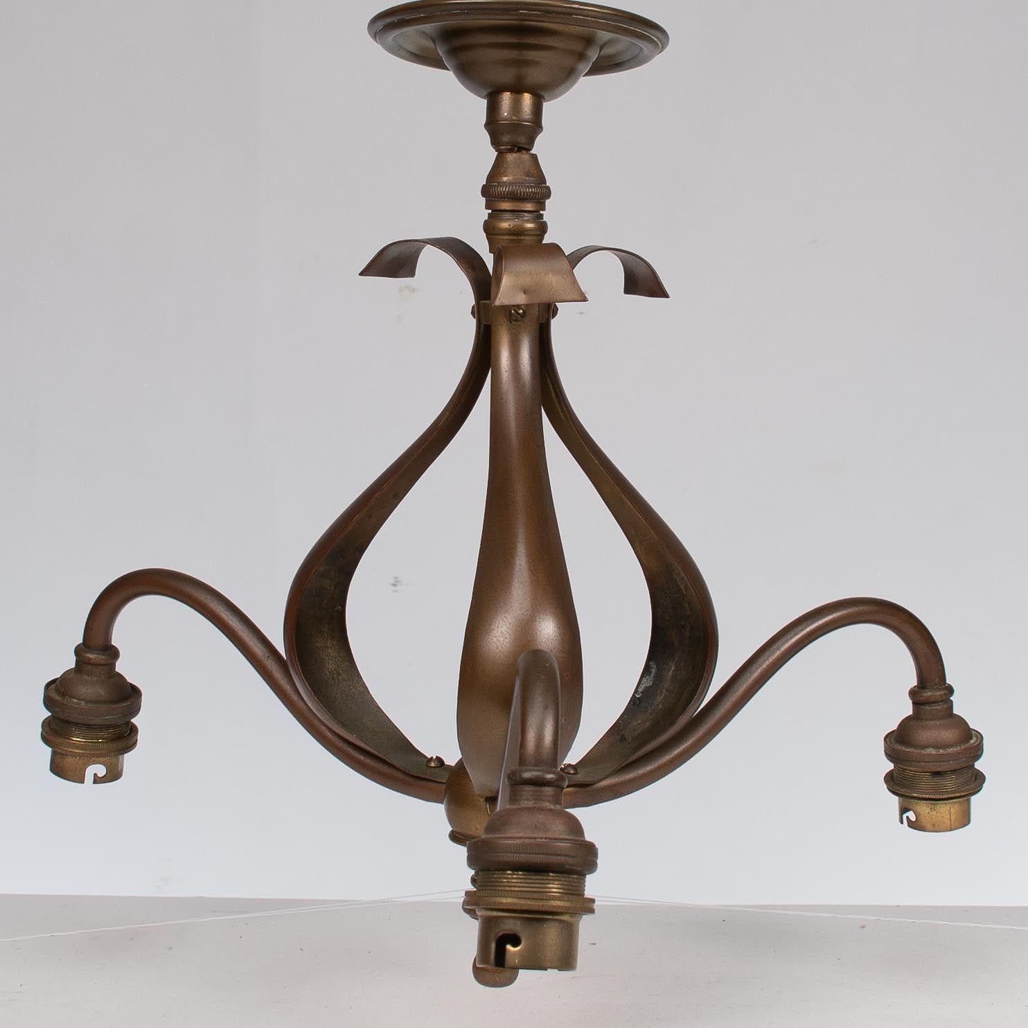Pequeña lámpara de techo Arts and Crafts de latón de tres brazos con estilizado detalle de hoja central.
La luz se muestra en nuestras imágenes con la placa de techo cerca de la parte superior de la luz, podemos hacer que el cable eléctrico a