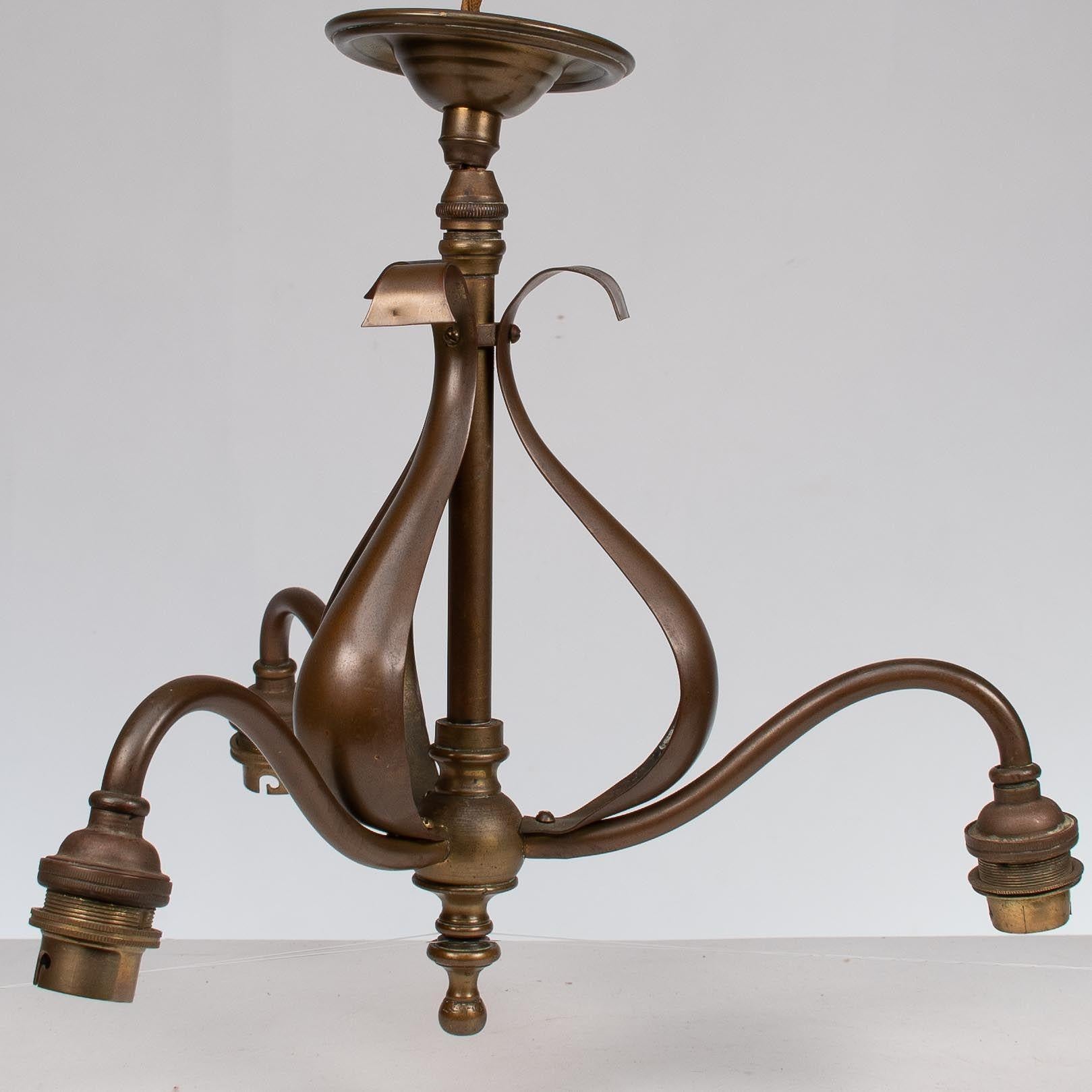 Lámpara de techo Arts & Crafts de latón de tres brazos con detalles de hojas estilizadas Artes y manualidades en venta