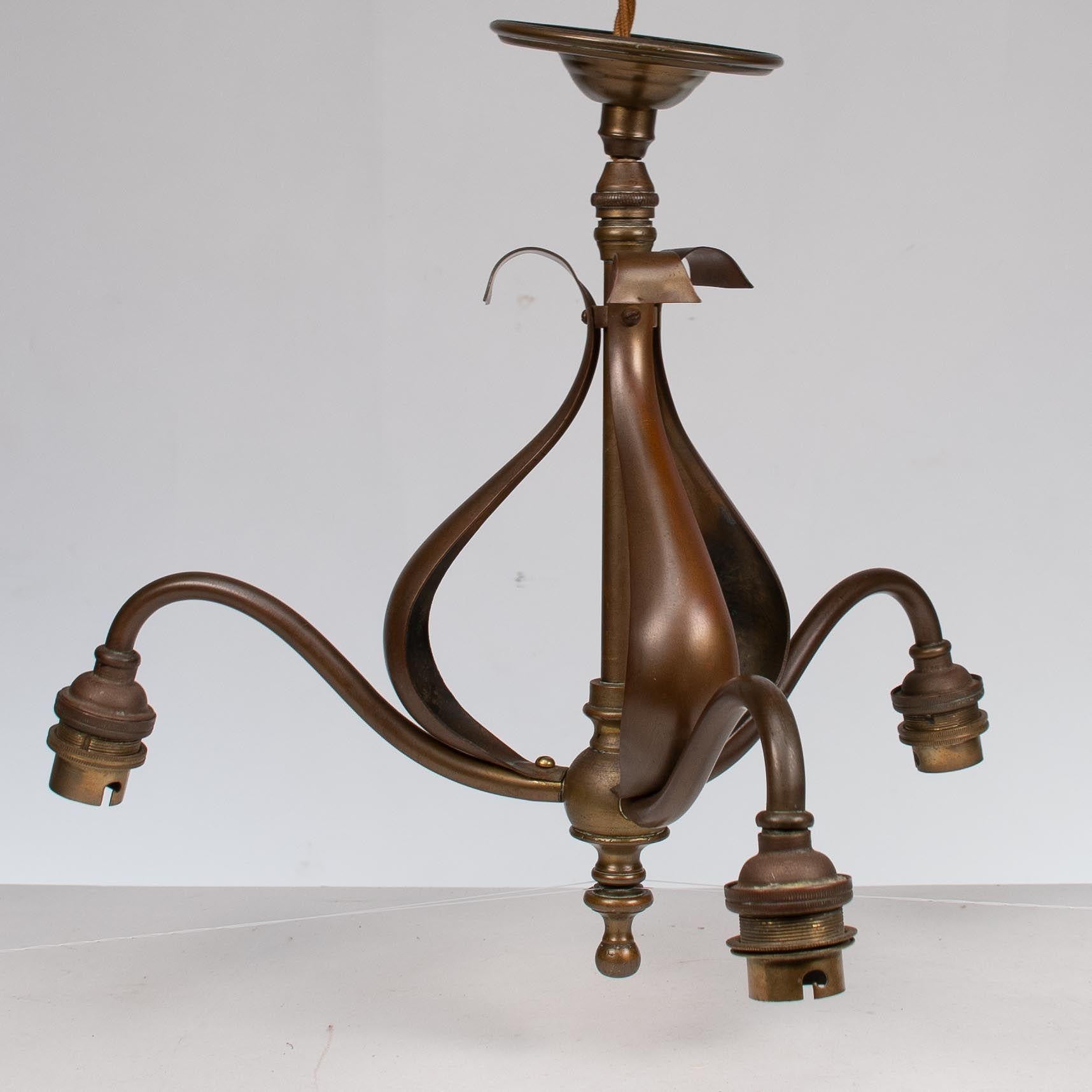 Lámpara de techo Arts & Crafts de latón de tres brazos con detalles de hojas estilizadas Británico en venta