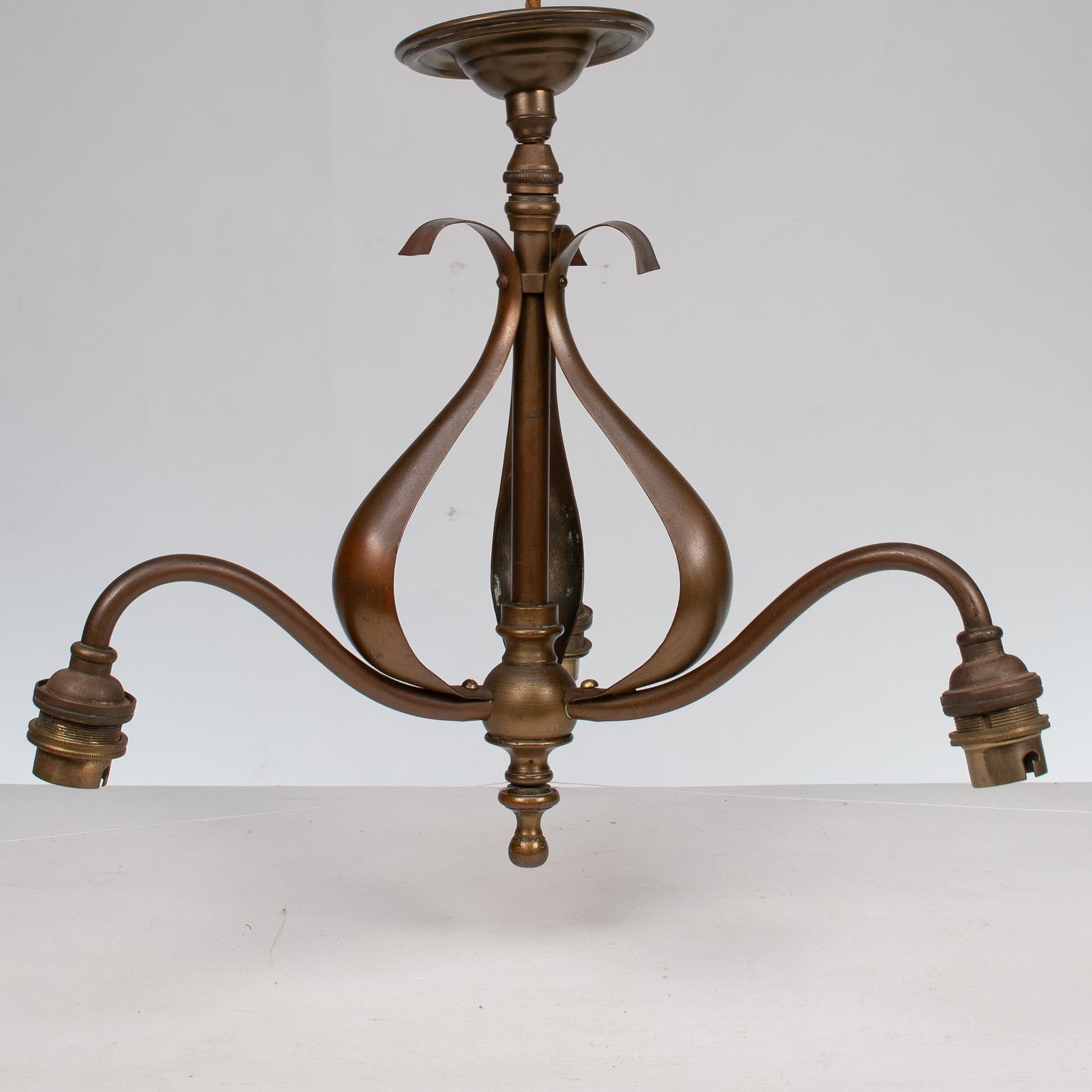 Lámpara de techo Arts & Crafts de latón de tres brazos con detalles de hojas estilizadas principios del siglo XX en venta
