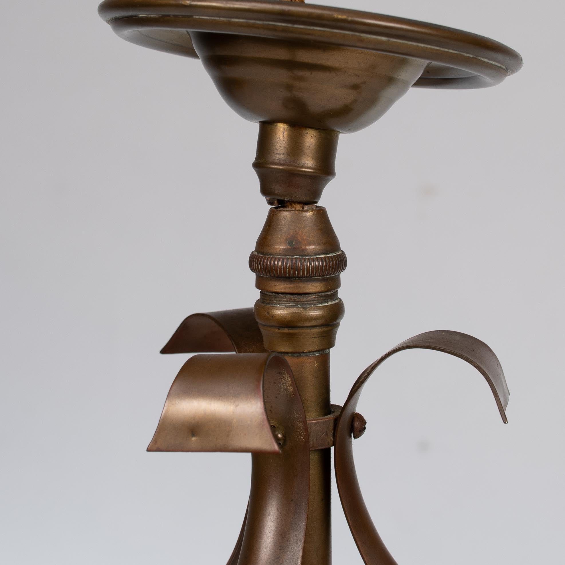 Lámpara de techo Arts & Crafts de latón de tres brazos con detalles de hojas estilizadas en venta 1