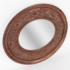 Ein runder Spiegel aus Nussbaumholz im Arts & Crafts-Stil mit stilisiertem floralem Carved Decor