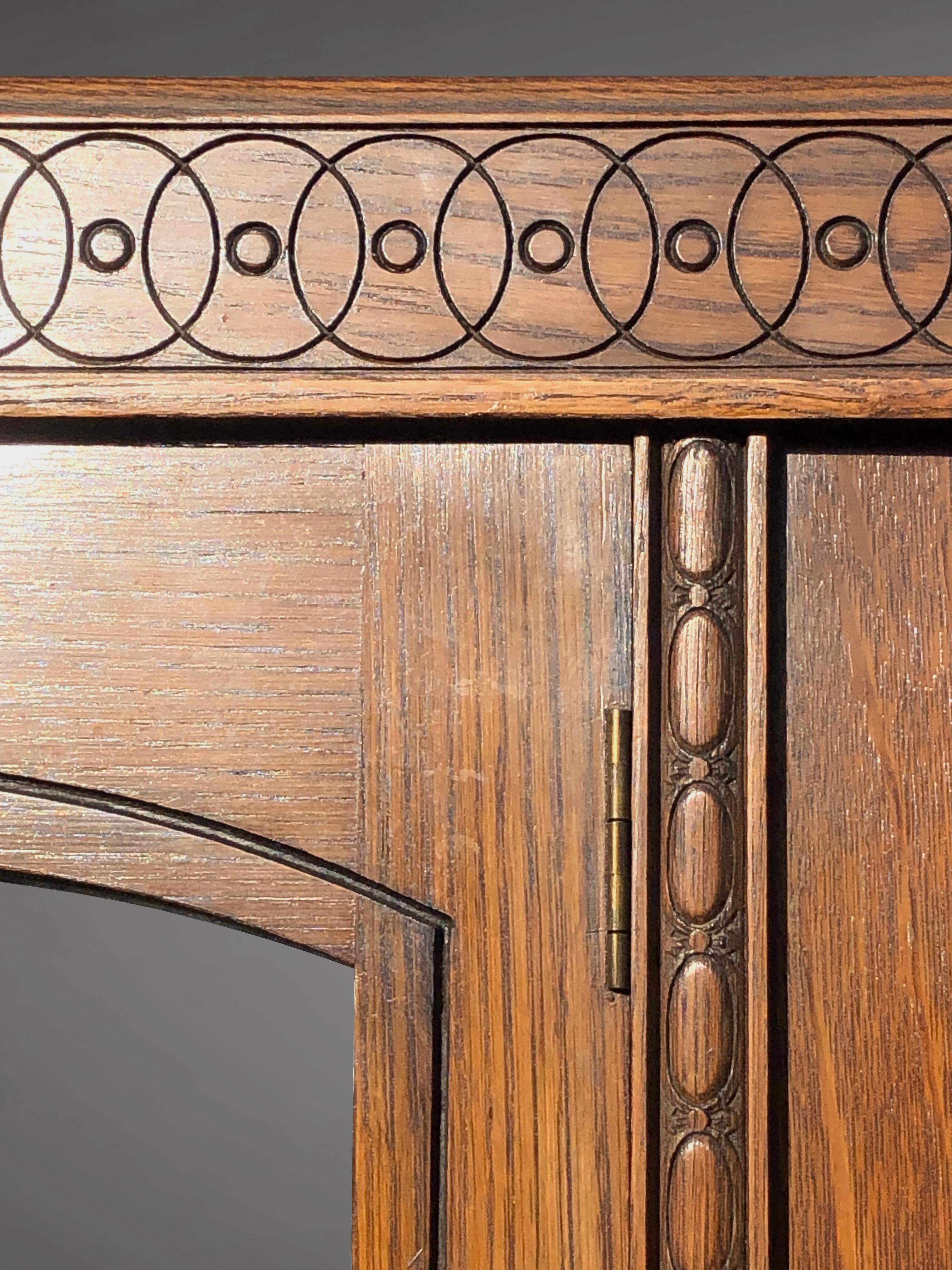 An ARTS & CRAFTS / ART NOUVEAU Wardrobe CABINET by HARRIS LEBUS, England 1900 In Good Condition For Sale In PARIS, FR