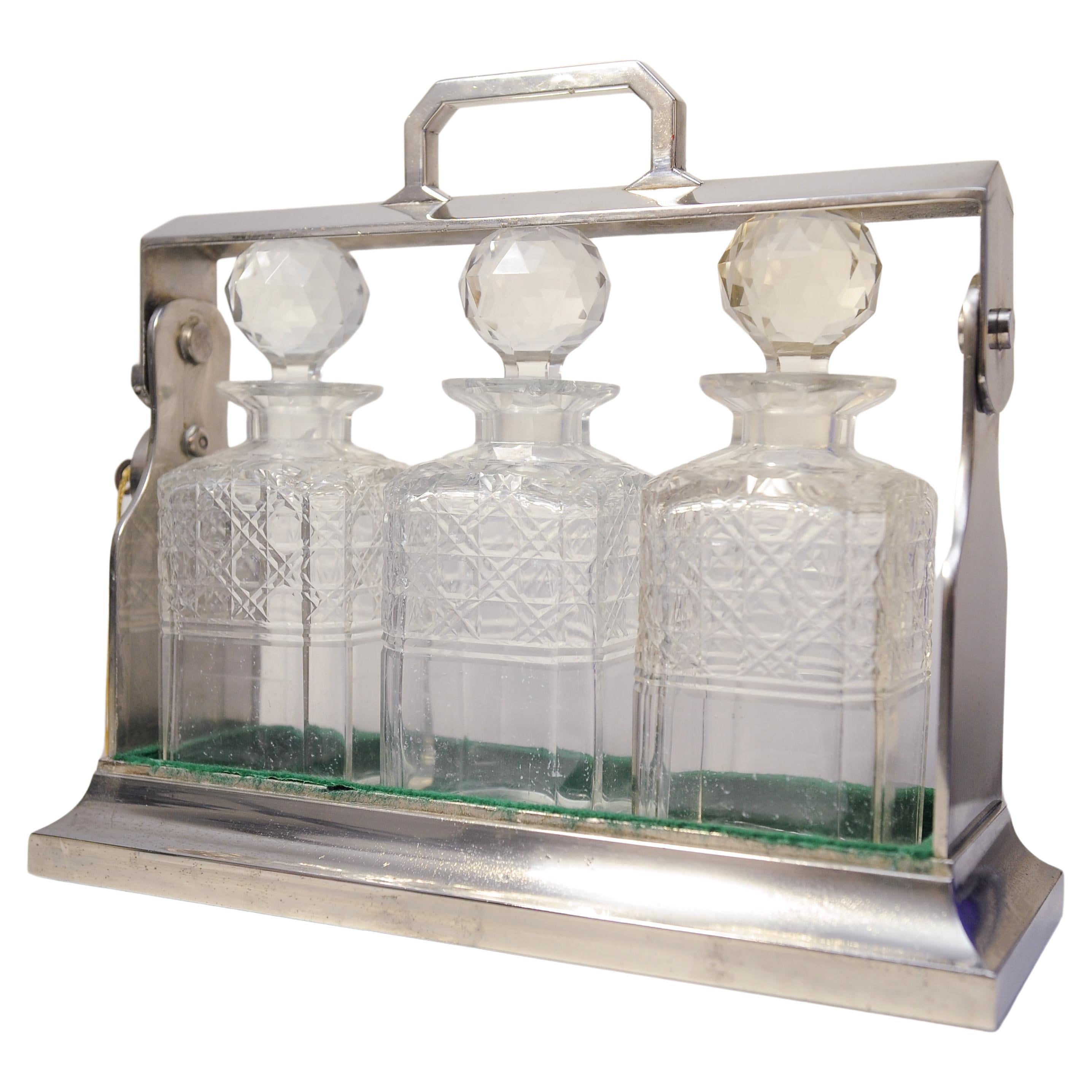 Edoardiano A. Silver placcato in argento con tre decanter in vetro tagliato e foderato in baize 1920 in vendita