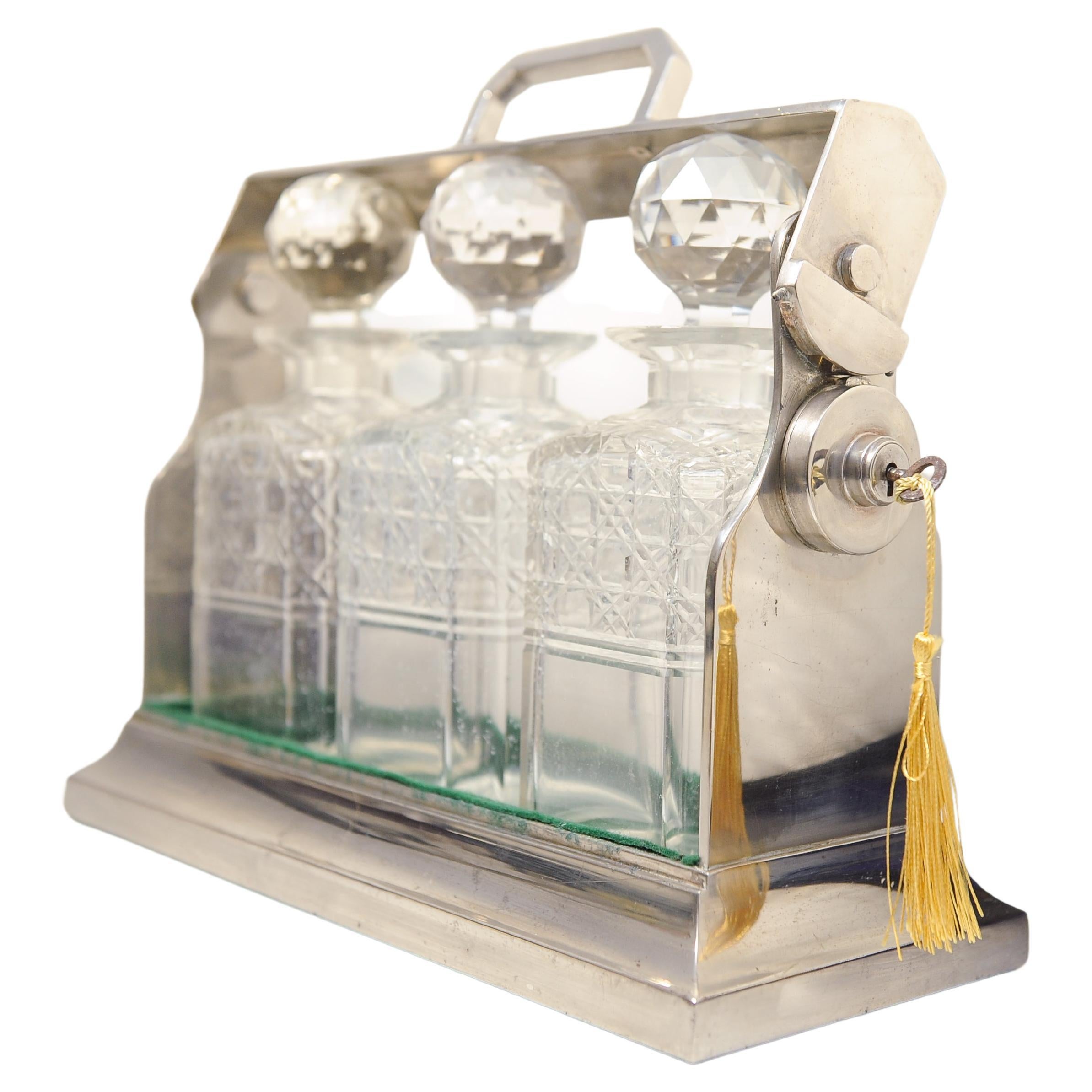 Britannico A. Silver placcato in argento con tre decanter in vetro tagliato e foderato in baize 1920 in vendita