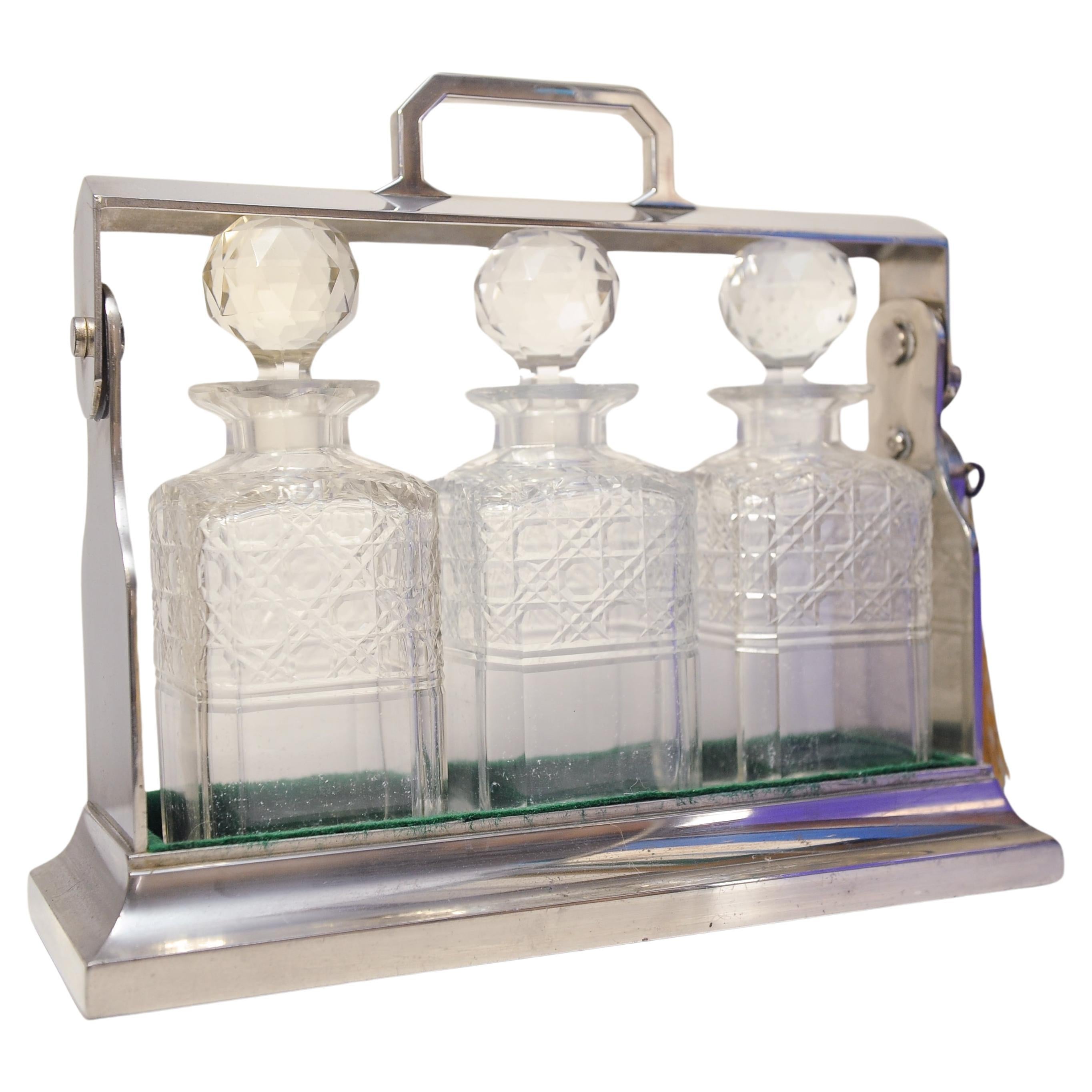A. Silver placcato in argento con tre decanter in vetro tagliato e foderato in baize 1920 In condizioni buone in vendita a Reading, Berkshire