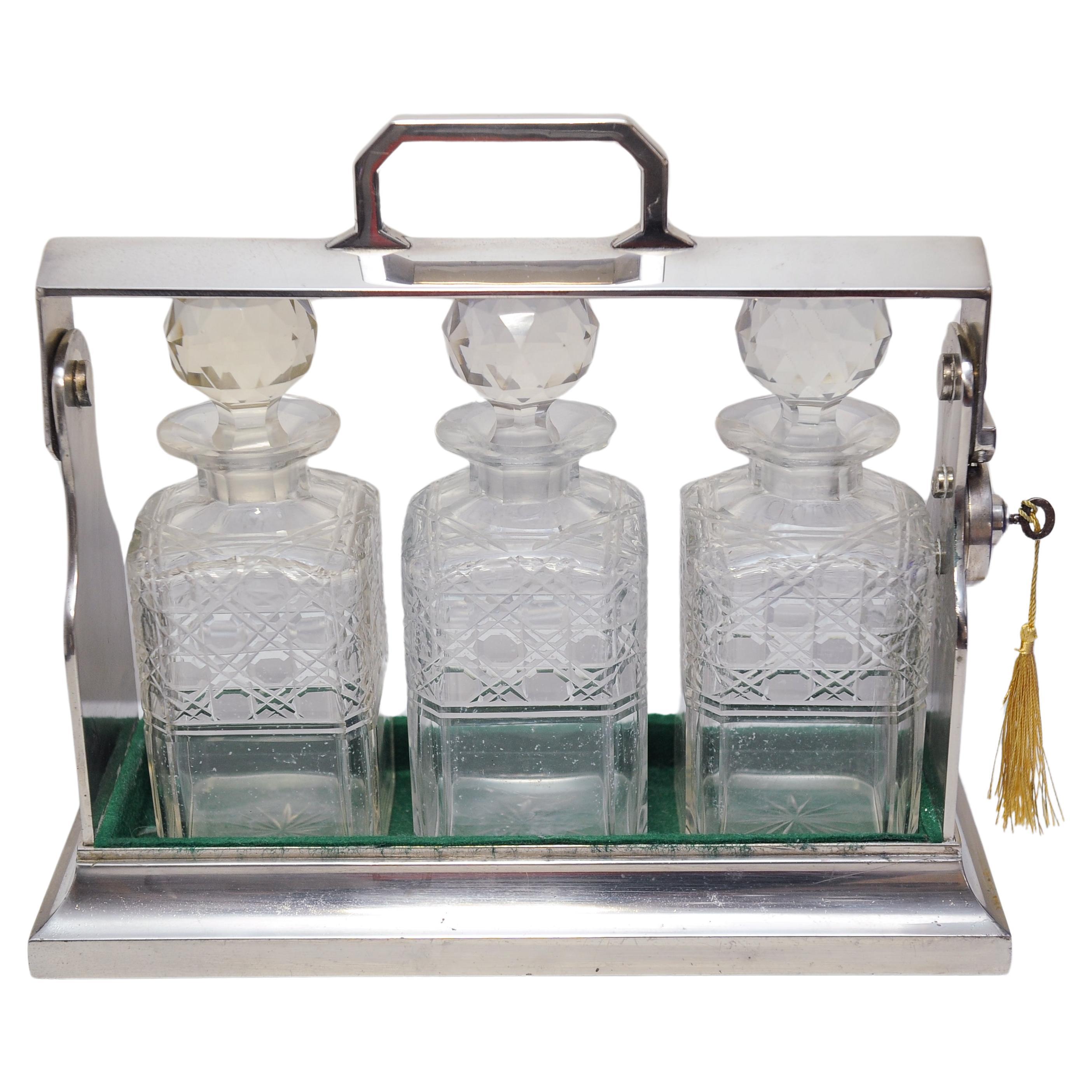 XX secolo A. Silver placcato in argento con tre decanter in vetro tagliato e foderato in baize 1920 in vendita