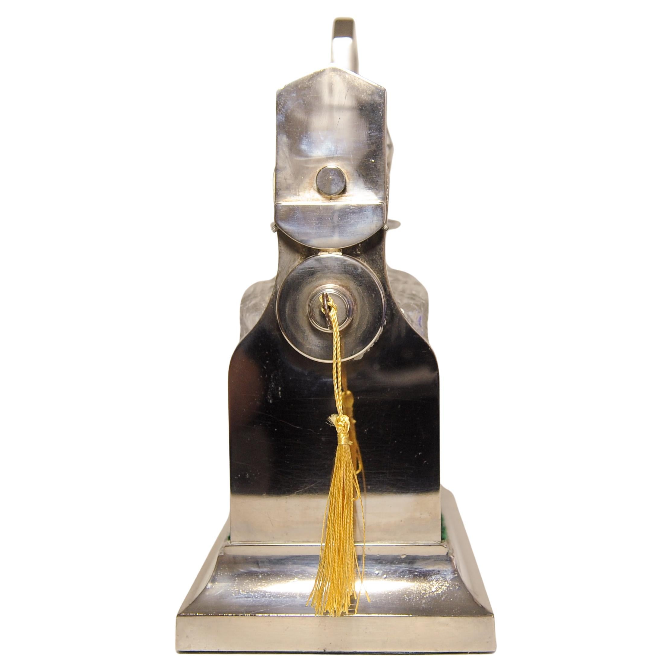 Vetro intagliato A. Silver placcato in argento con tre decanter in vetro tagliato e foderato in baize 1920 in vendita