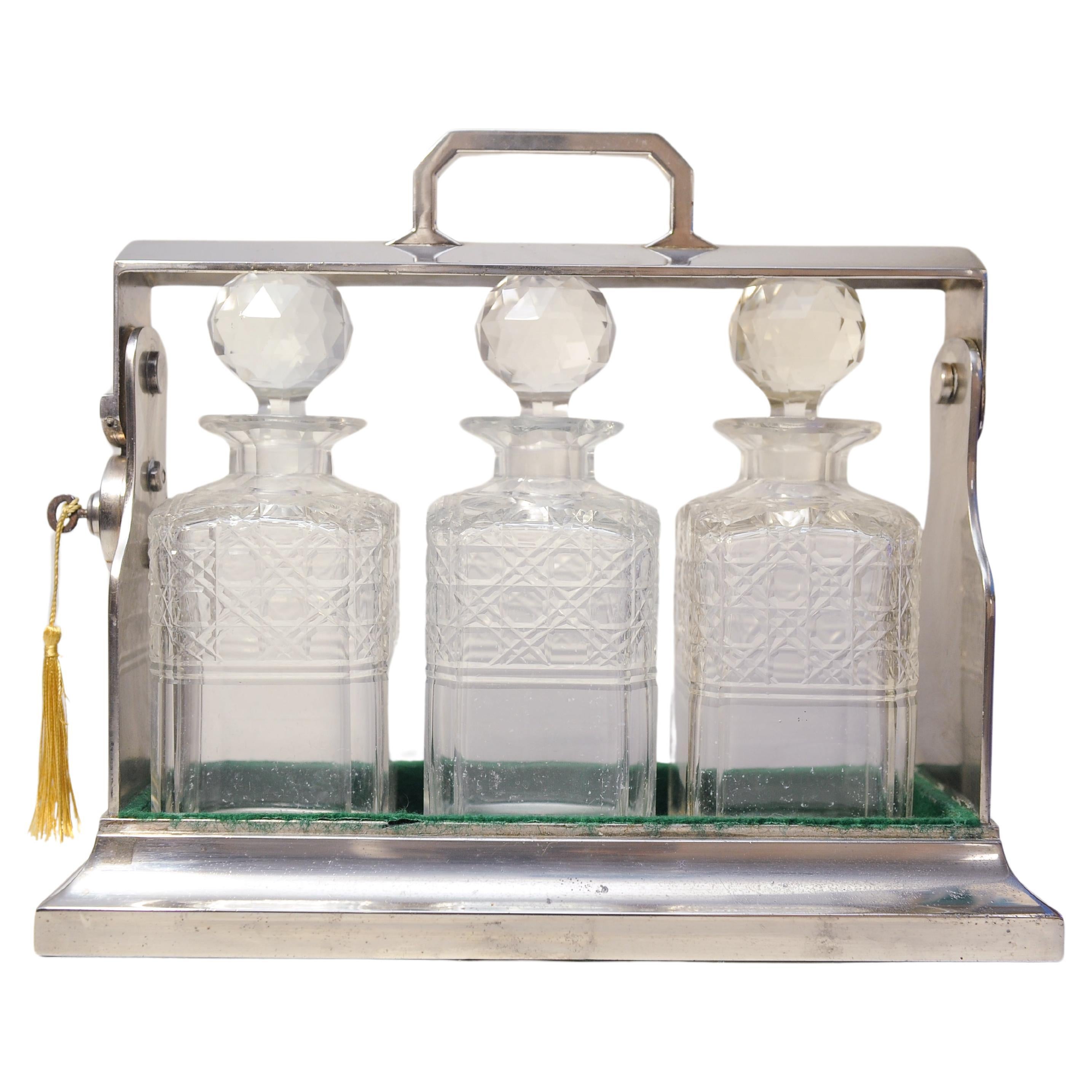 A. Silver placcato in argento con tre decanter in vetro tagliato e foderato in baize 1920 in vendita 1