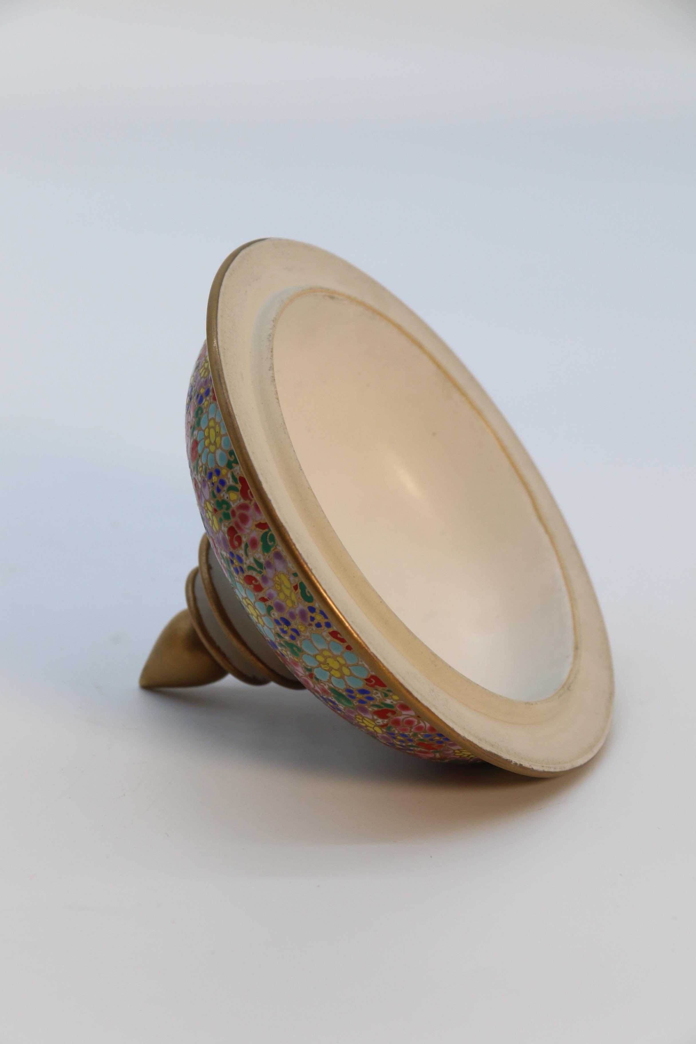 Asiatisches Siam-Keramikgefäß mit vergoldetem und emailliertem Deckel, um 1920 im Angebot 3