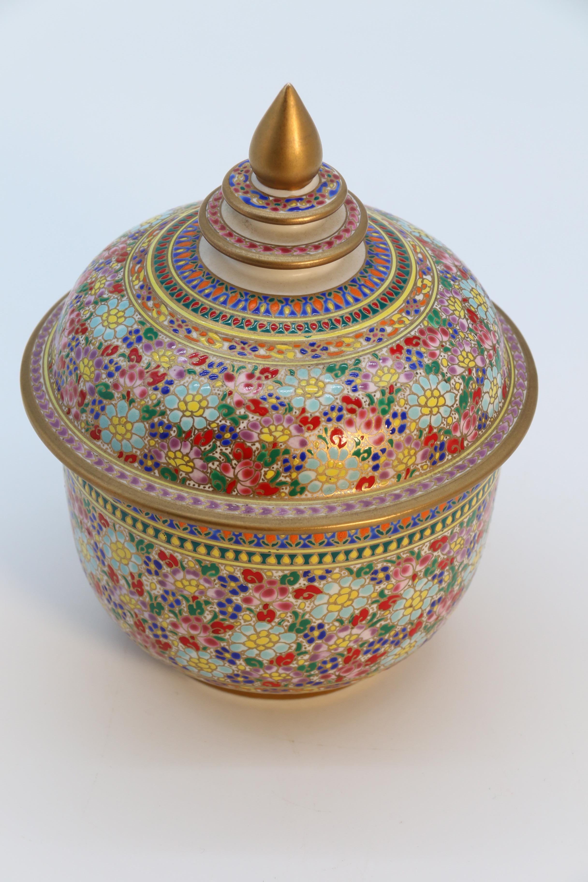 Asiatisches Siam-Keramikgefäß mit vergoldetem und emailliertem Deckel, um 1920 im Angebot 4