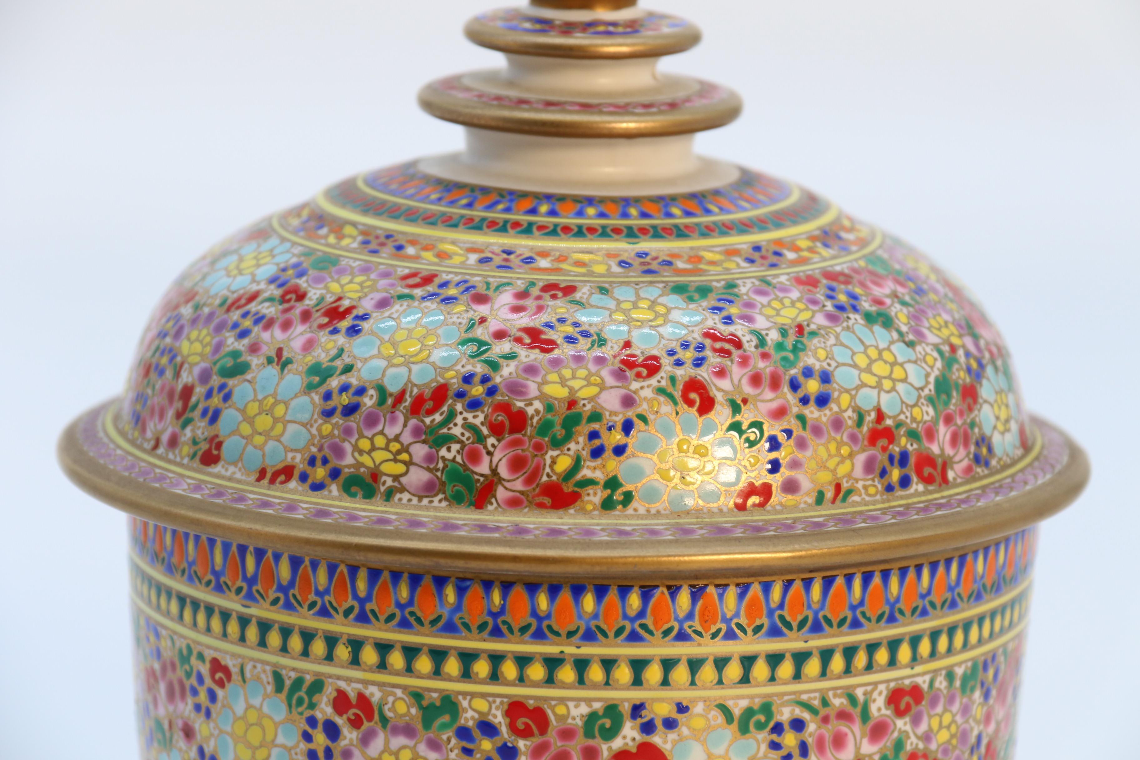 Asiatisches Siam-Keramikgefäß mit vergoldetem und emailliertem Deckel, um 1920 im Angebot 6