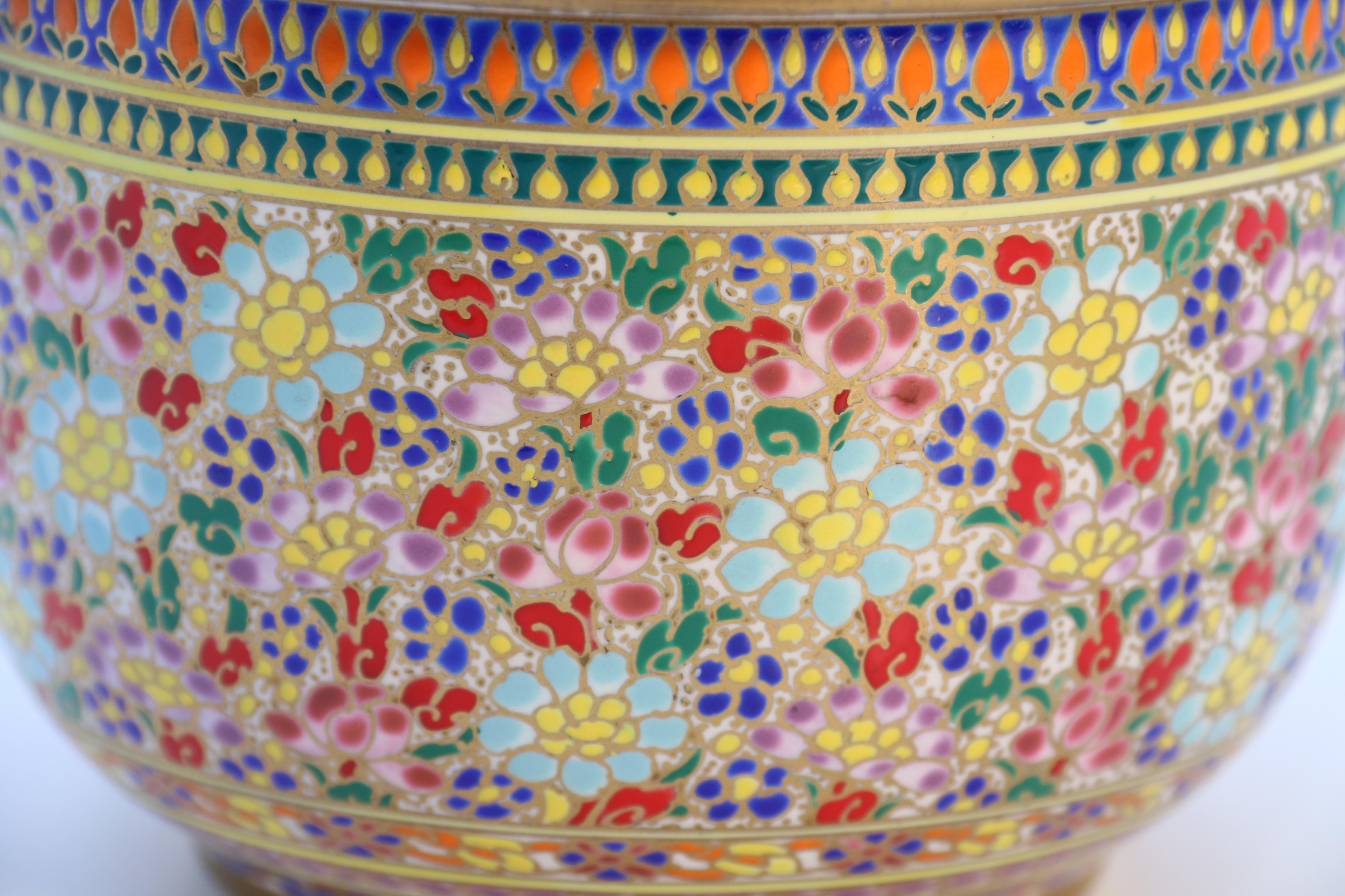 Asiatisches Siam-Keramikgefäß mit vergoldetem und emailliertem Deckel, um 1920 im Angebot 8