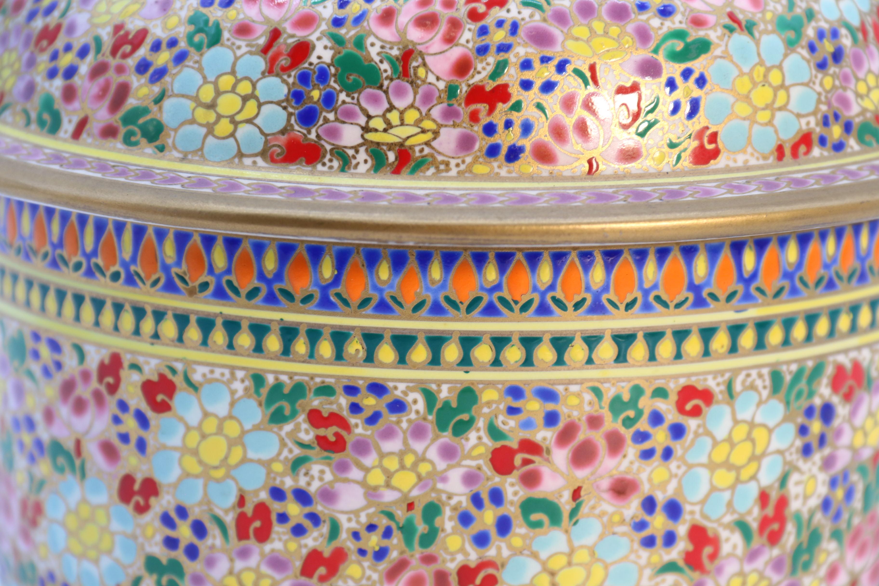 Asiatisches Siam-Keramikgefäß mit vergoldetem und emailliertem Deckel, um 1920 im Angebot 9