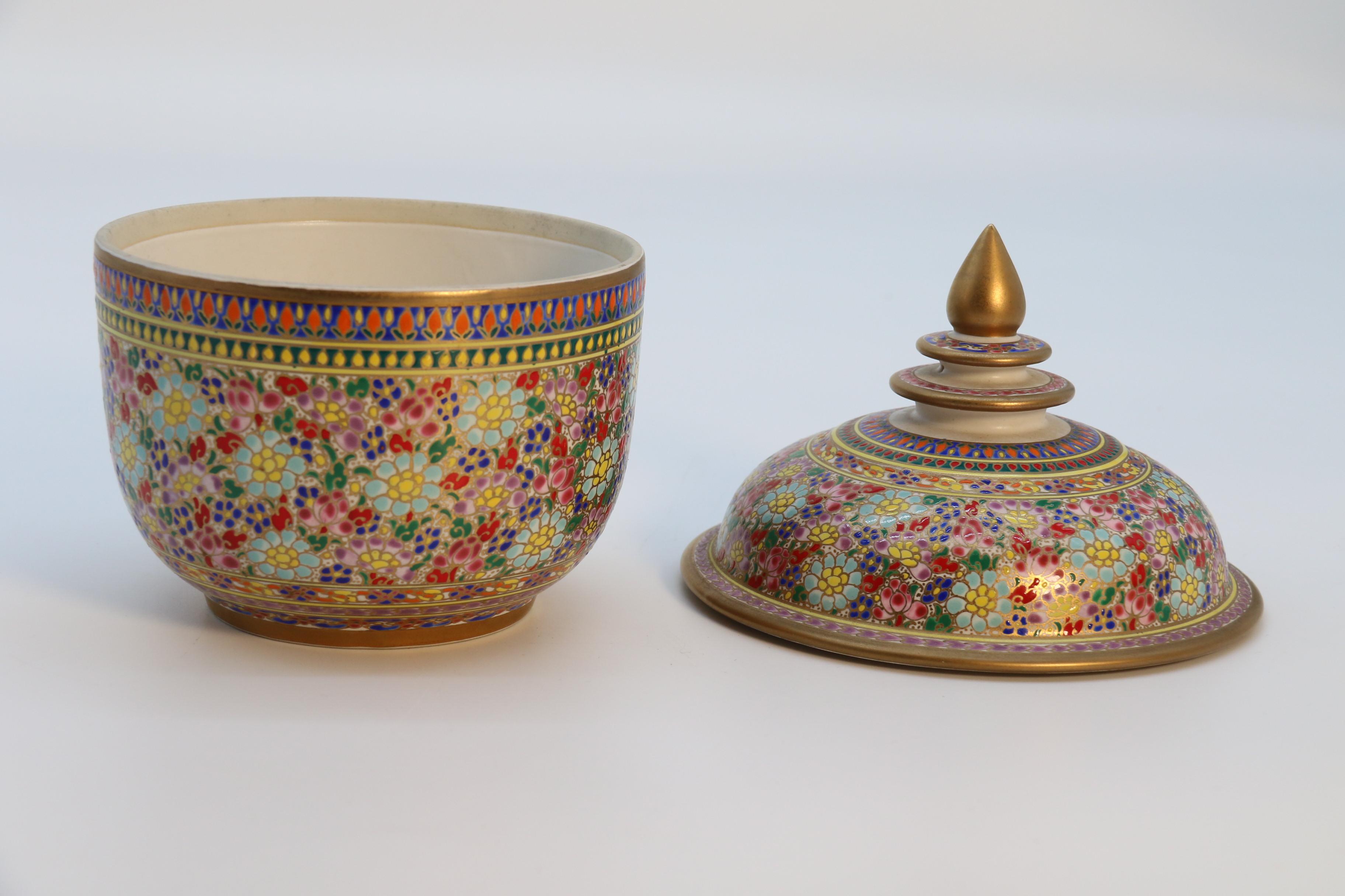 Asiatisches Siam-Keramikgefäß mit vergoldetem und emailliertem Deckel, um 1920 (Thailändisch) im Angebot