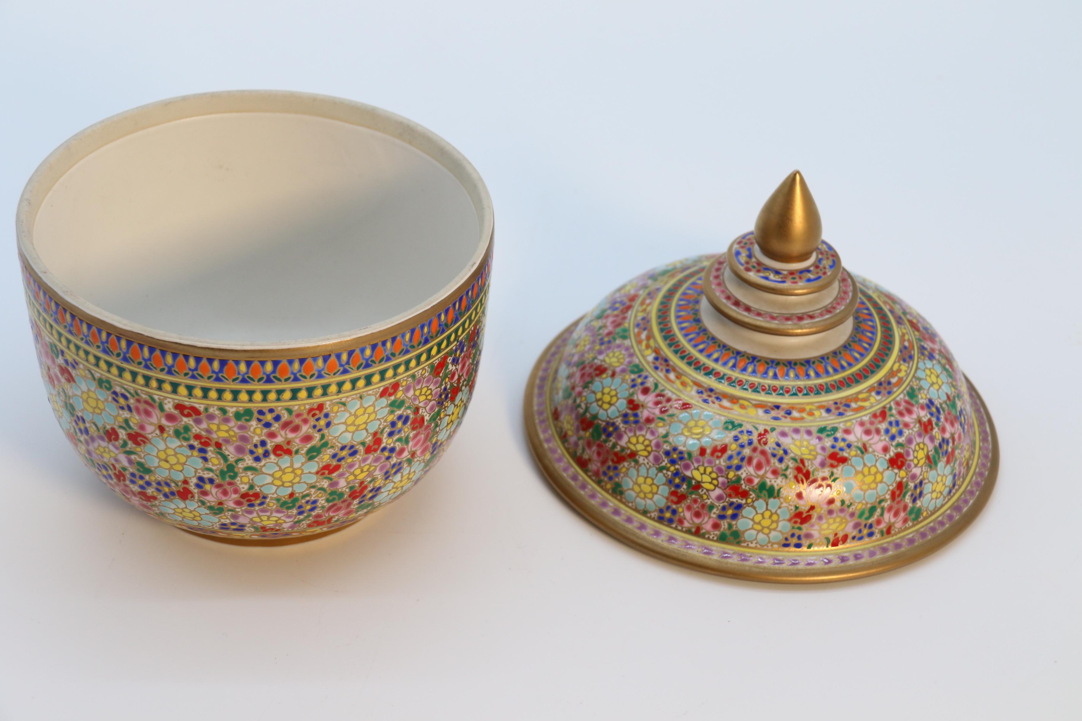 Asiatisches Siam-Keramikgefäß mit vergoldetem und emailliertem Deckel, um 1920 (Handgefertigt) im Angebot