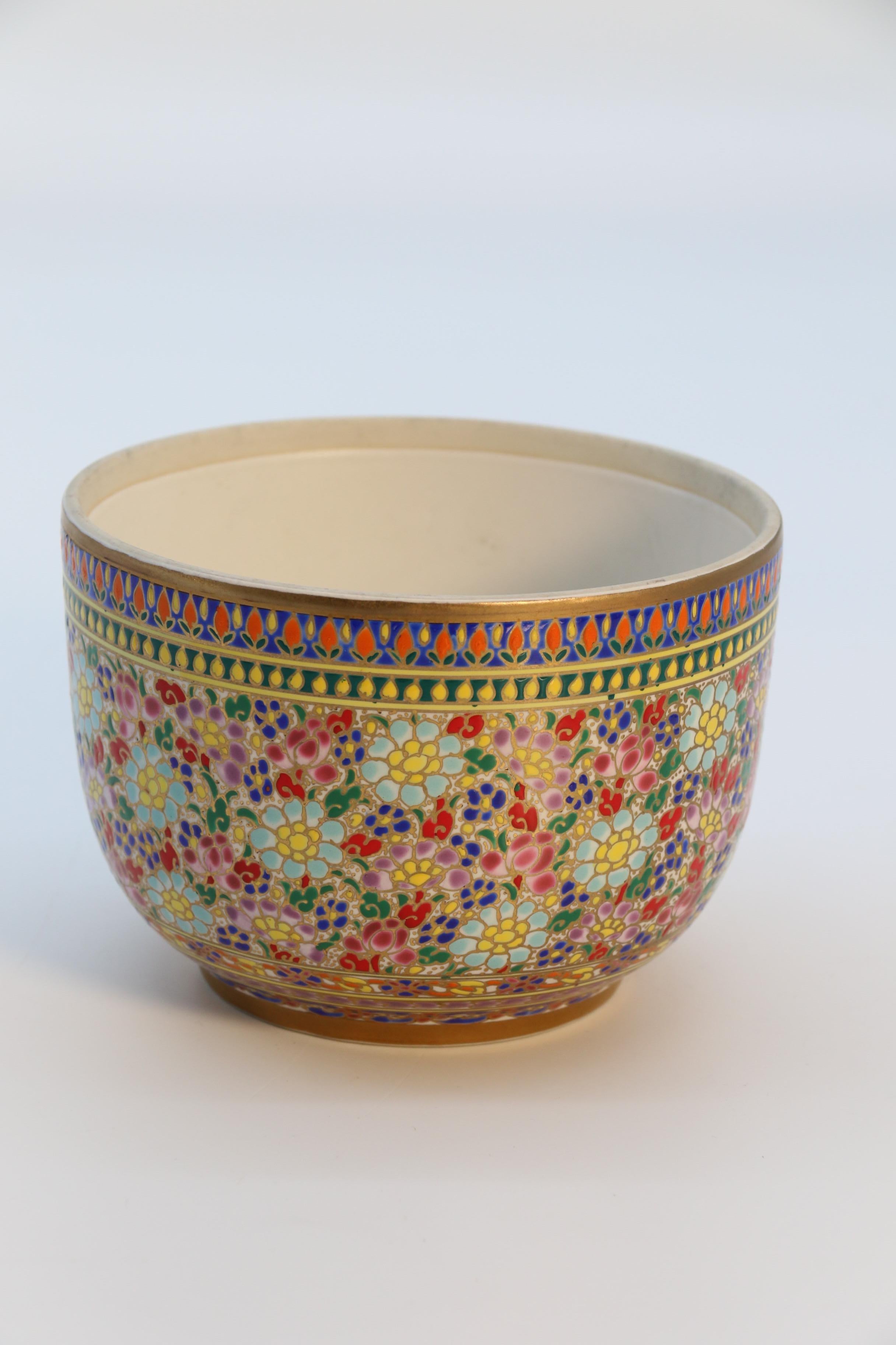 Enamel An Asian Siam pottery gilt and enamelled lidded jar circa 1920 For Sale