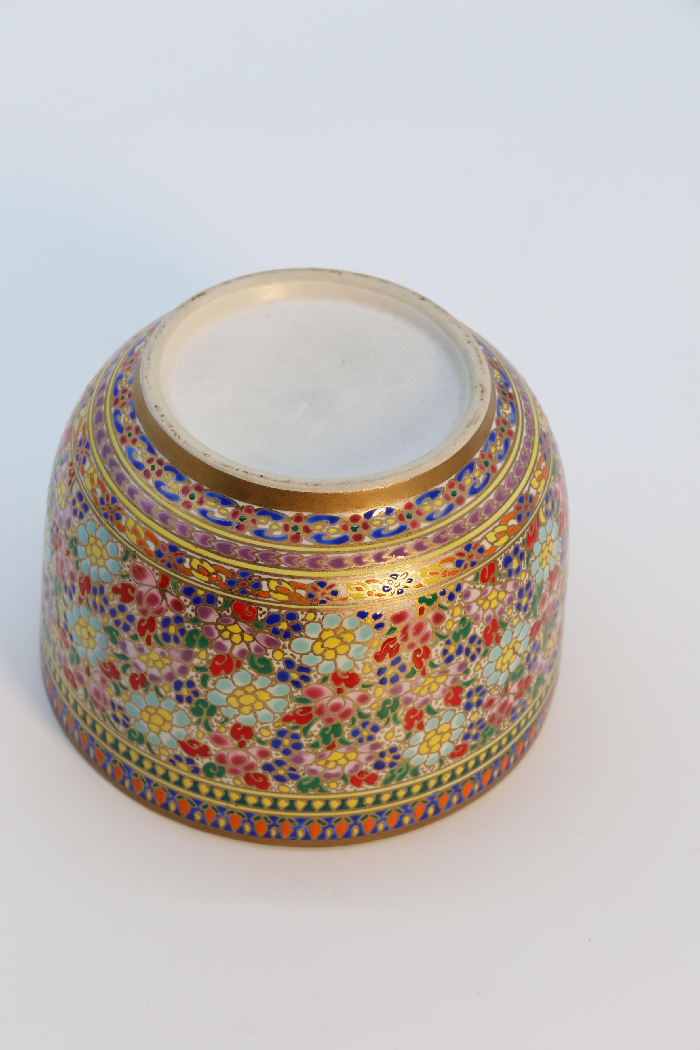 Asiatisches Siam-Keramikgefäß mit vergoldetem und emailliertem Deckel, um 1920 im Angebot 1