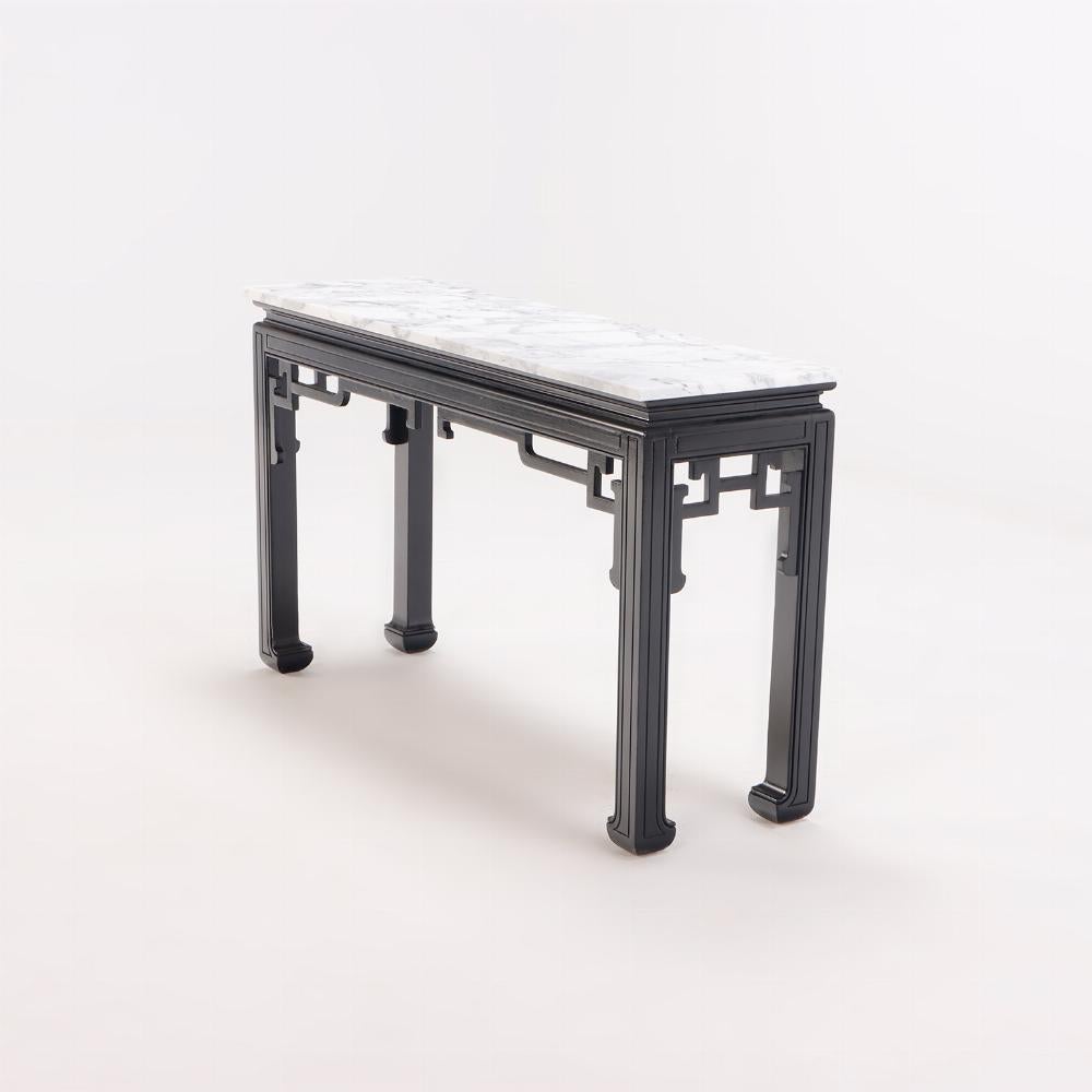 Consola de mármol ebonizado de estilo asiático, hacia 1950, a la manera de James Mont. ¡El acabado de esta mesa se ha pulido recientemente y está en un estado espectacular! Listo para usar en la decoración de tu casa.