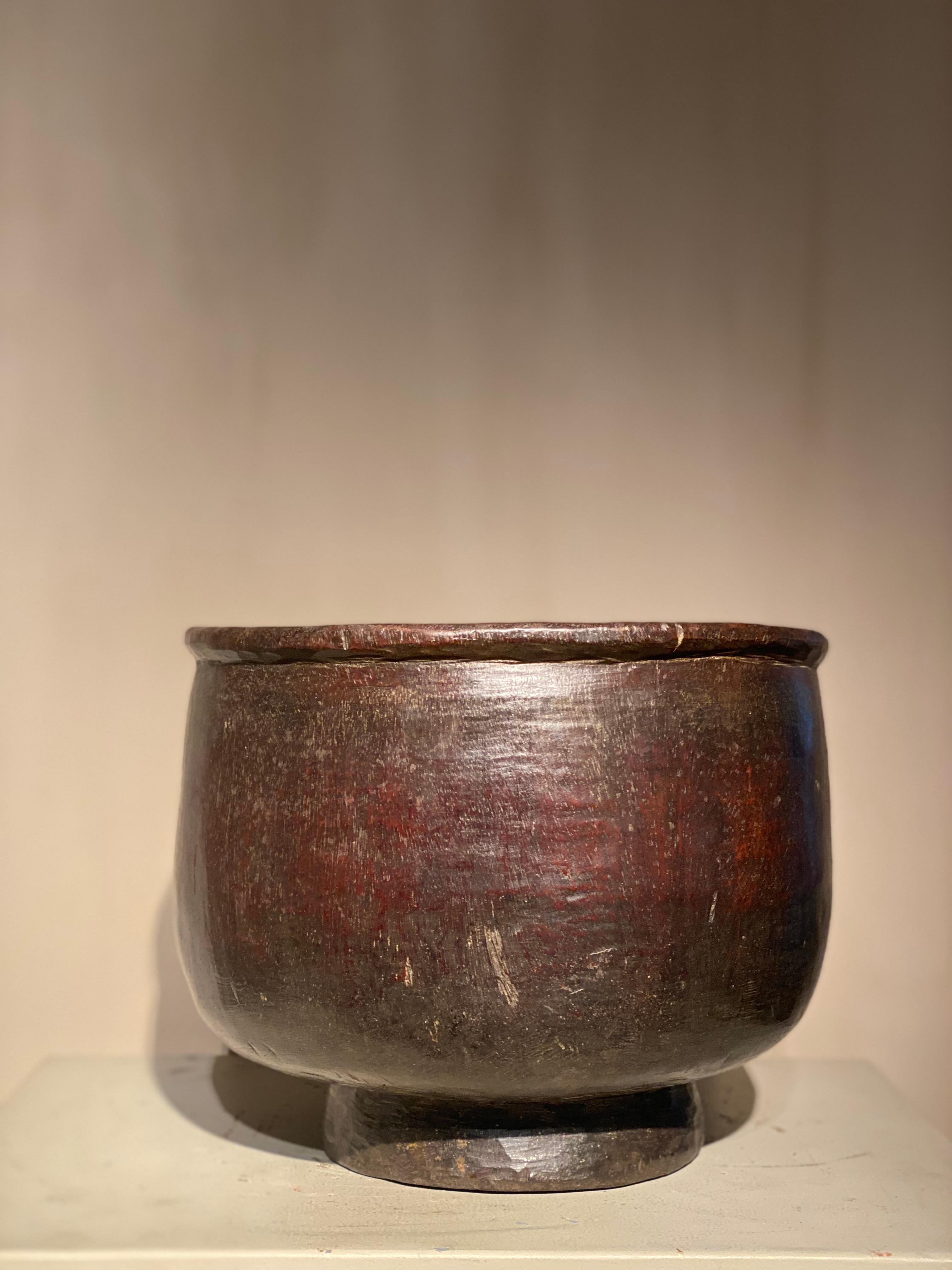 Schöner asiatischer Topf aus Palmholz, der als Essensbehälter oder Empfänger verwendet wird,
Indonesien von der Insel Bali aus,
aus den 1960er Jahren, tolle und warme Patina und Glanz des Palmtree-Holzes,
warme braun-rote Farbe, sehr dekorativer