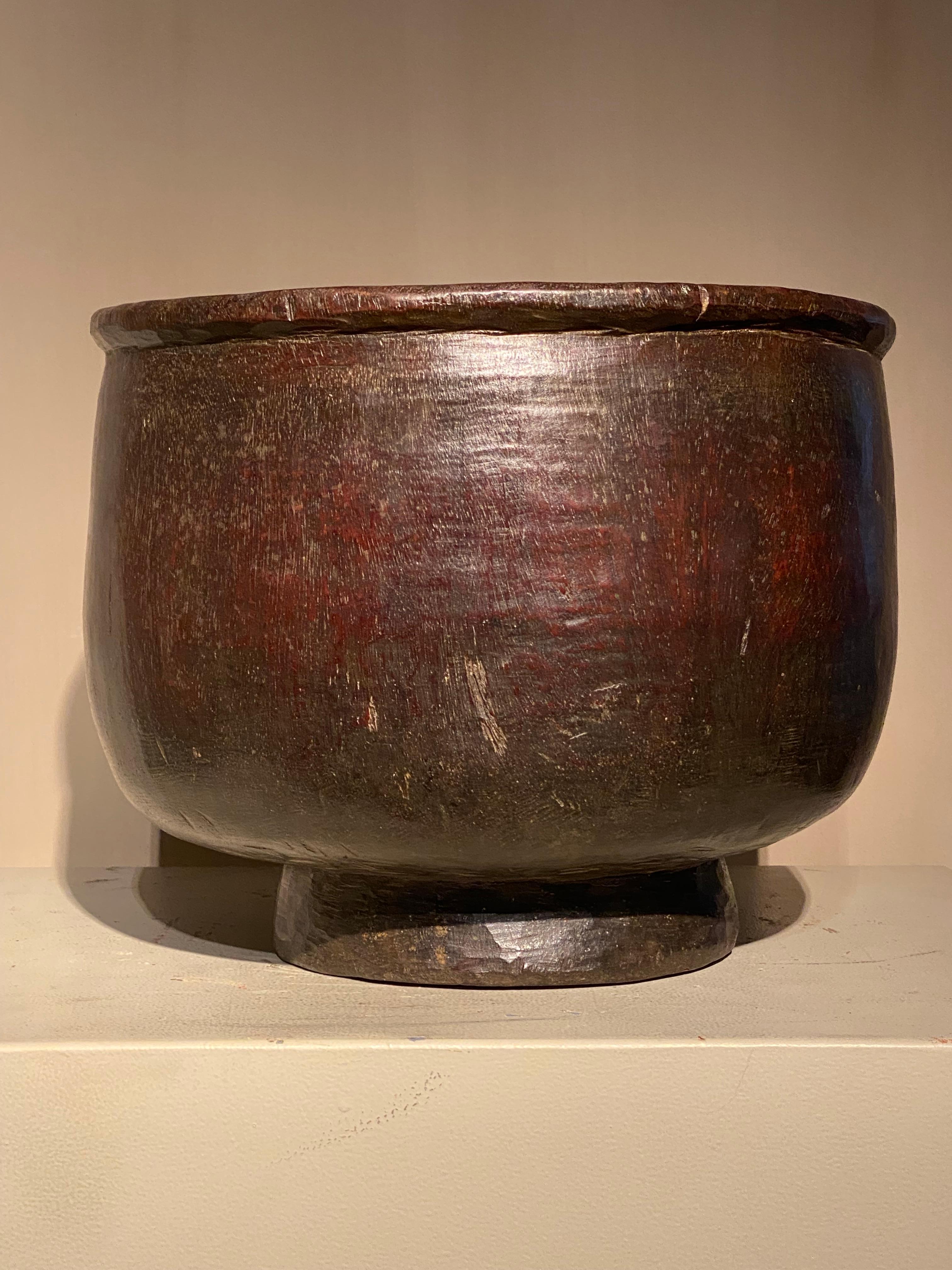 Ein asiatischer Holztopf (Indonesisch) im Angebot