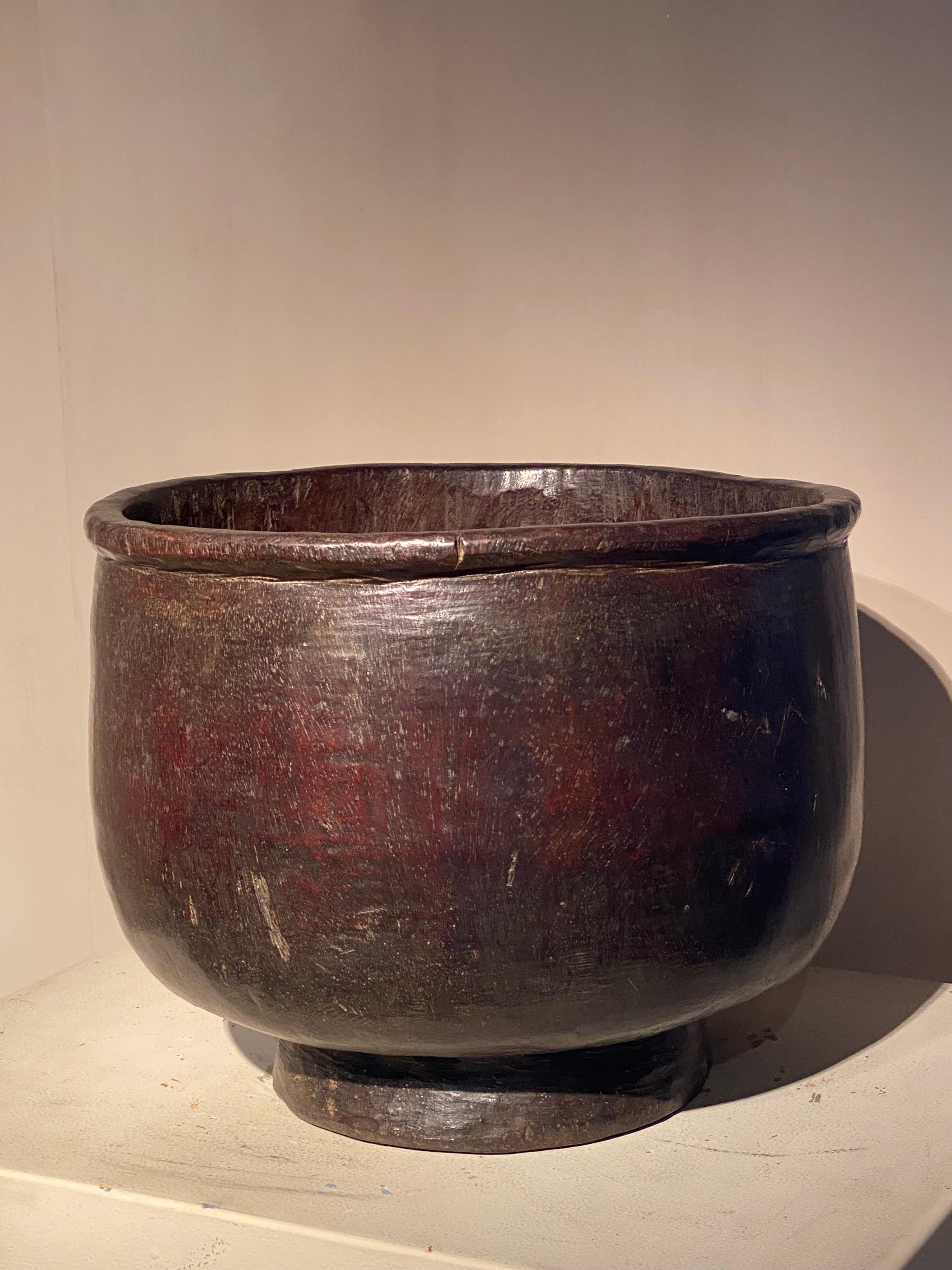 Ein asiatischer Holztopf (Poliert) im Angebot