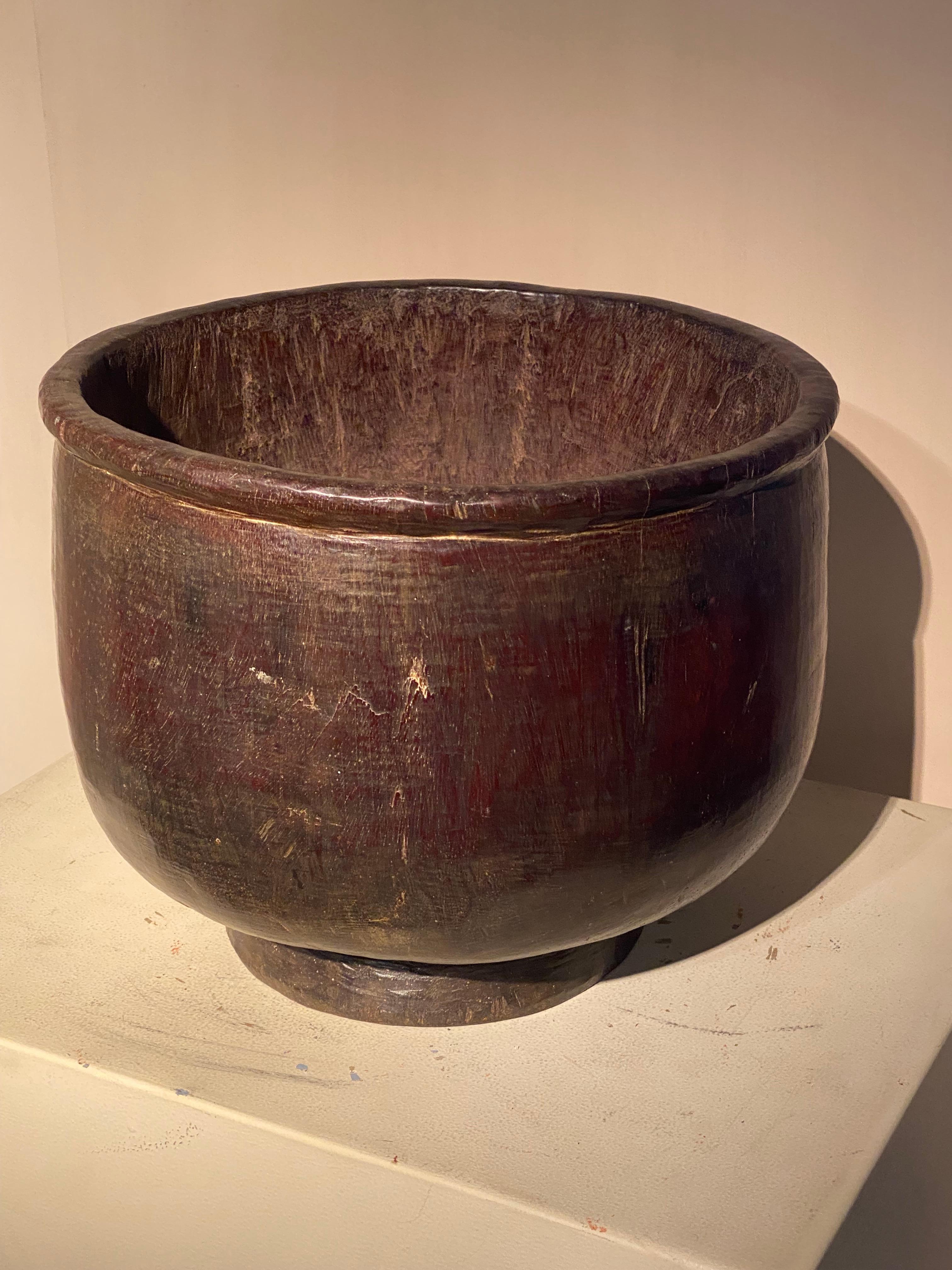 Ein asiatischer Holztopf (Mitte des 20. Jahrhunderts) im Angebot