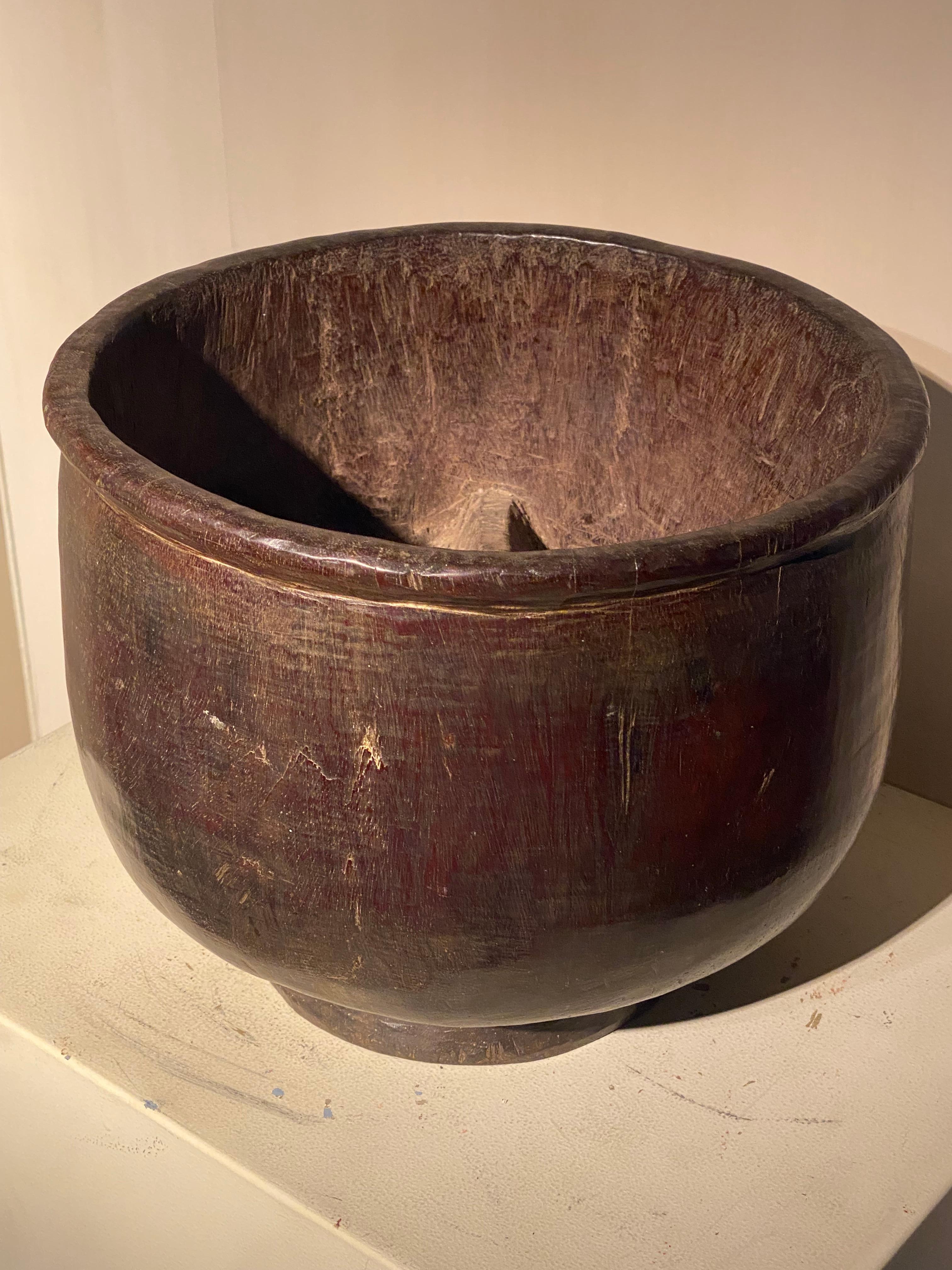 Ein asiatischer Holztopf (Palmenholz) im Angebot