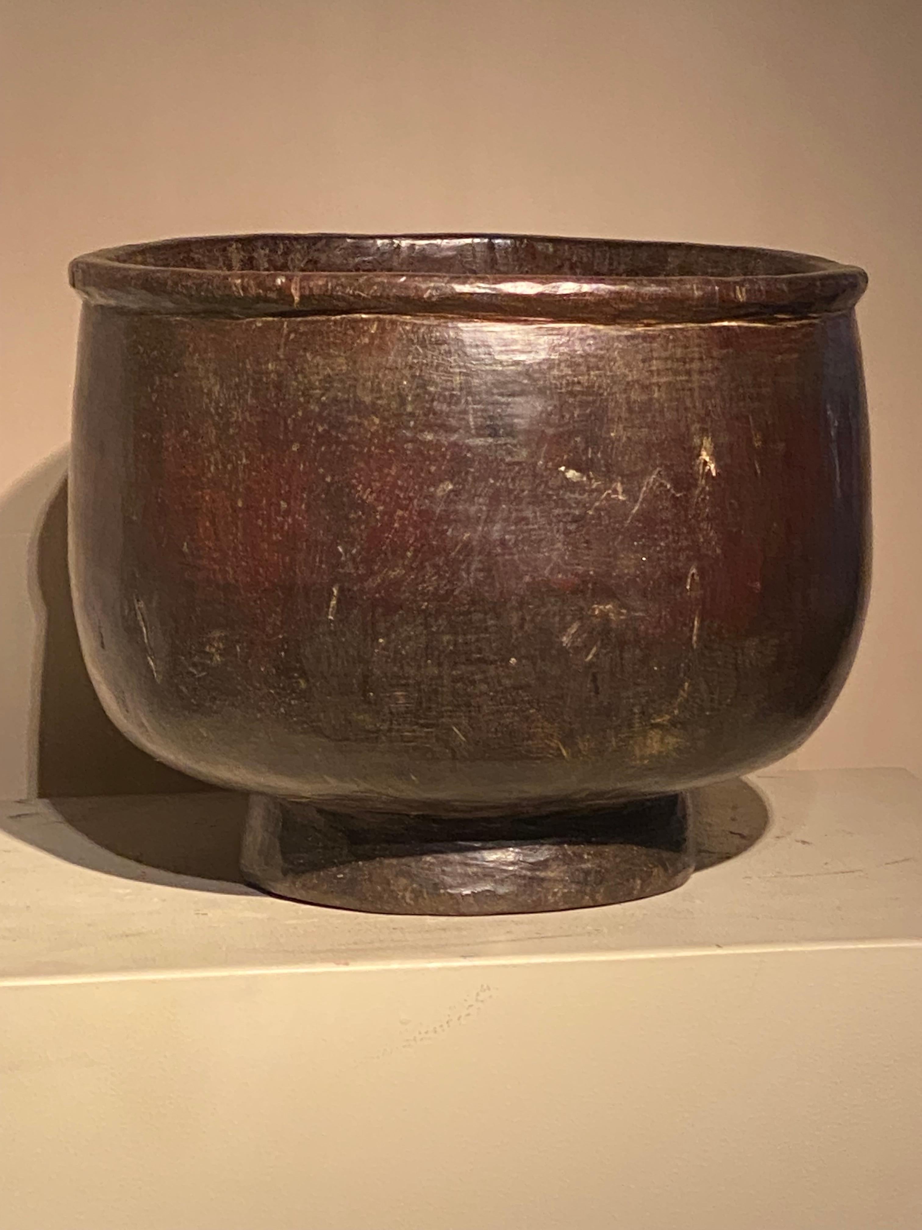 Ein asiatischer Holztopf im Angebot 1