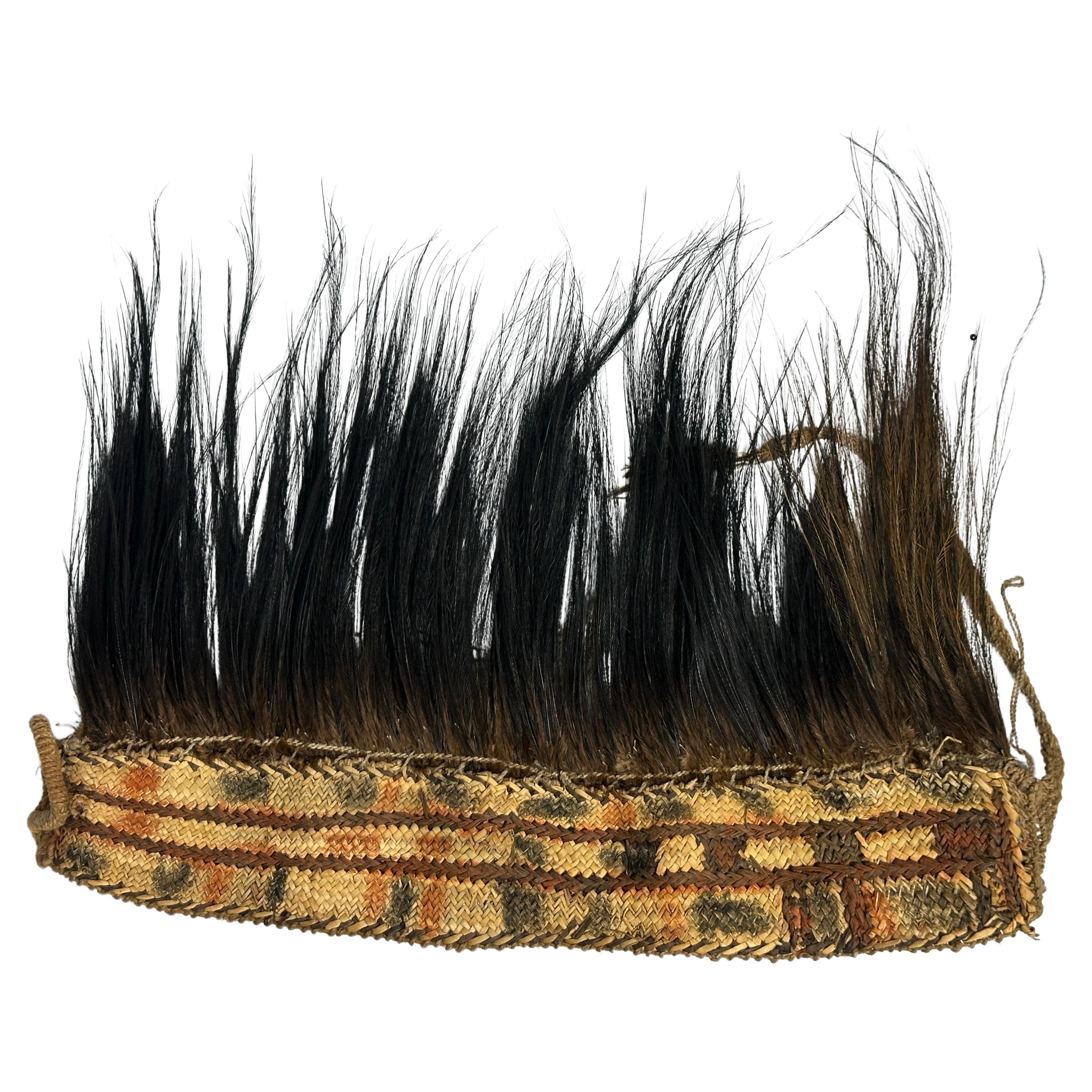 Un copricapo Asmat decorato con piume di cinghiale